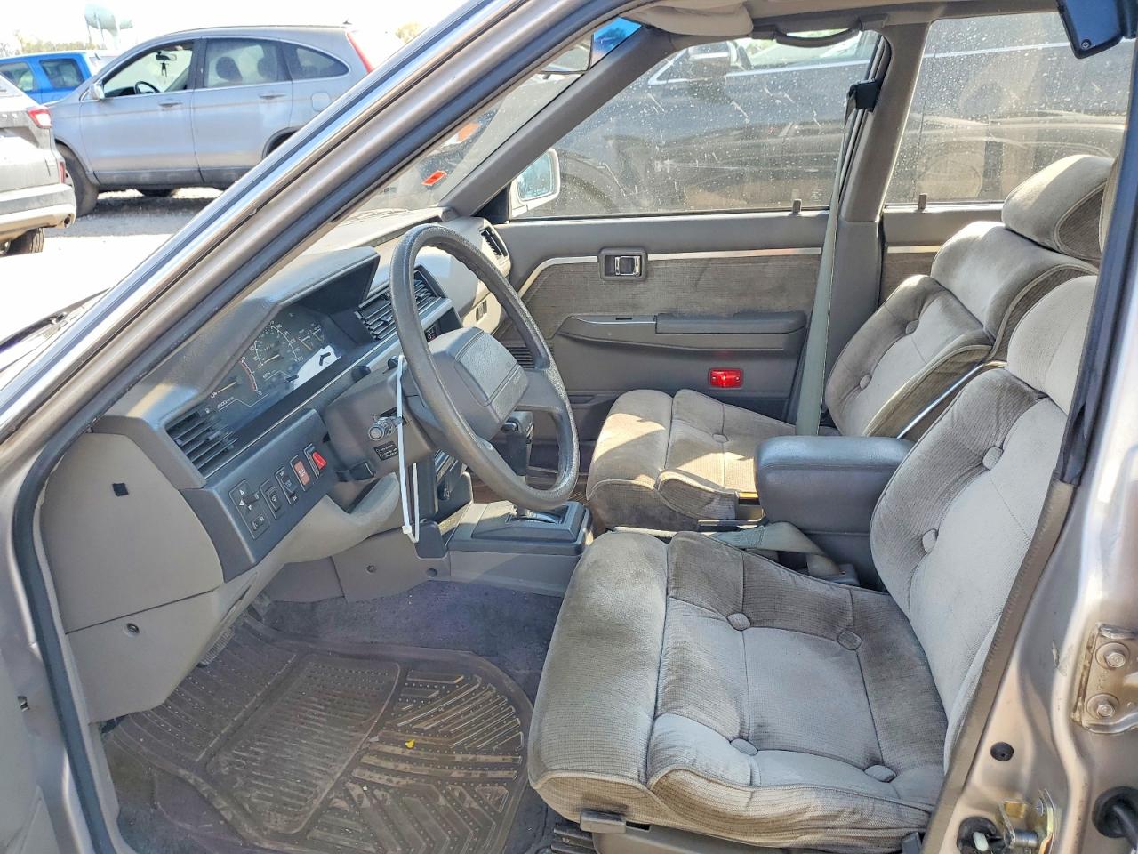 1987 Niss Maxima Silver vin: JN1HU11P2HT334892