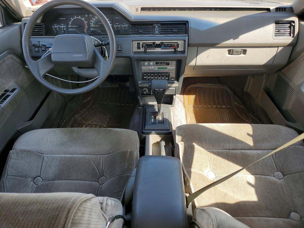 1987 Niss Maxima Silver vin: JN1HU11P2HT334892