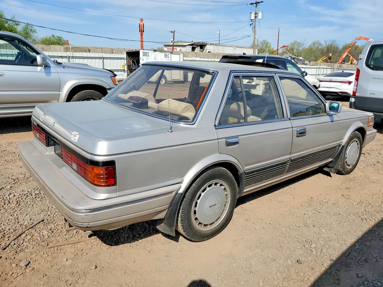 1987 Niss Maxima Silver vin: JN1HU11P2HT334892