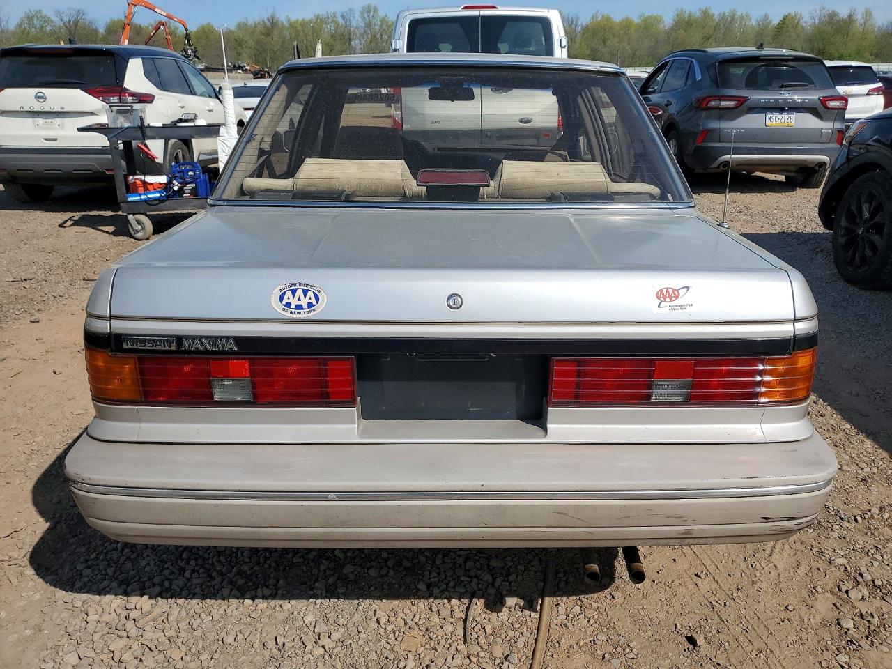 1987 Niss Maxima Silver vin: JN1HU11P2HT334892