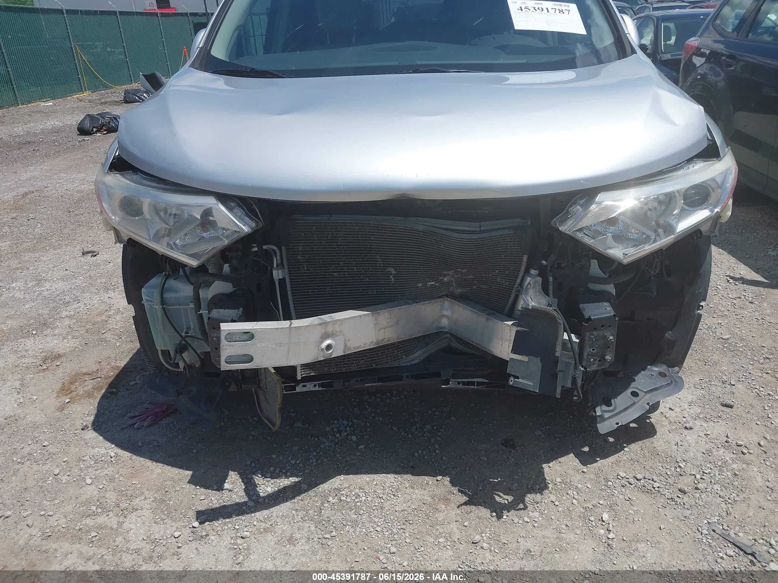 2011 Nissan Quest Le Серебряный vin: JN8AE2KP4B9005751