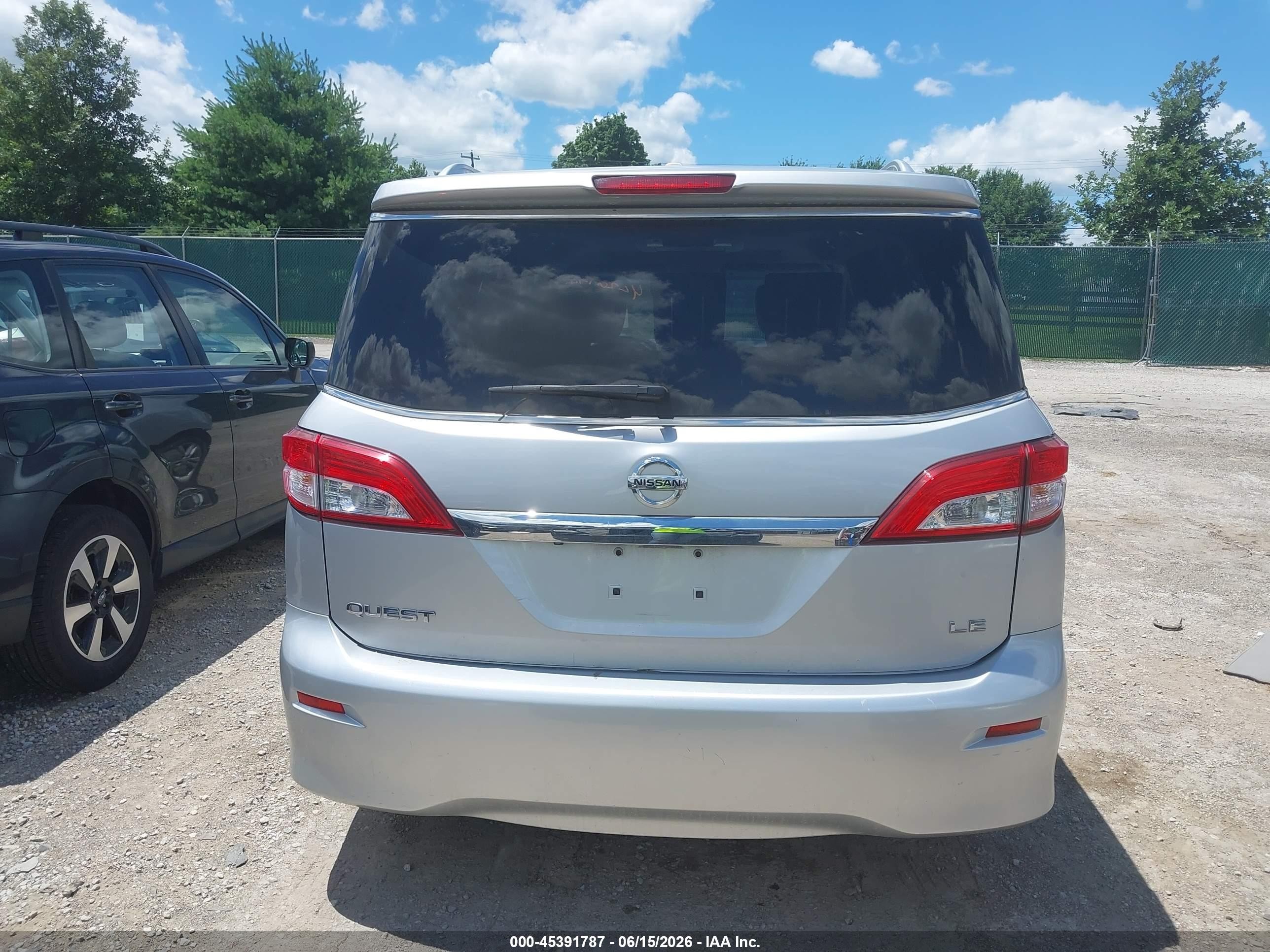 2011 Nissan Quest Le Серебряный vin: JN8AE2KP4B9005751