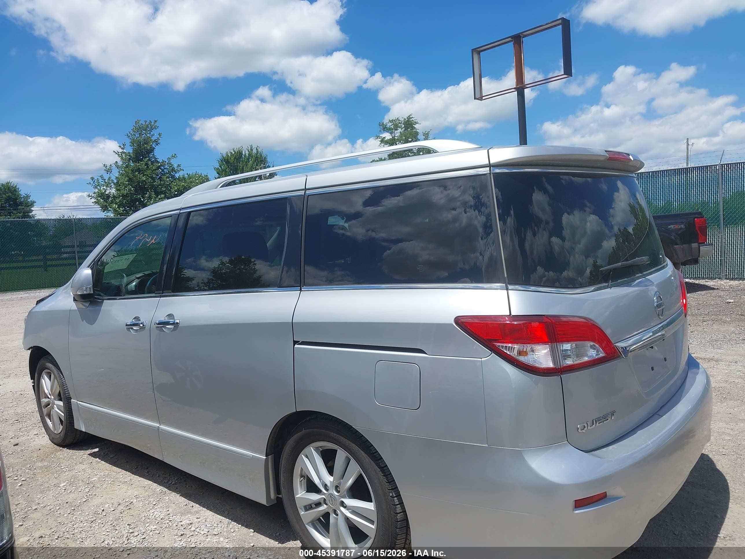 2011 Nissan Quest Le Серебряный vin: JN8AE2KP4B9005751