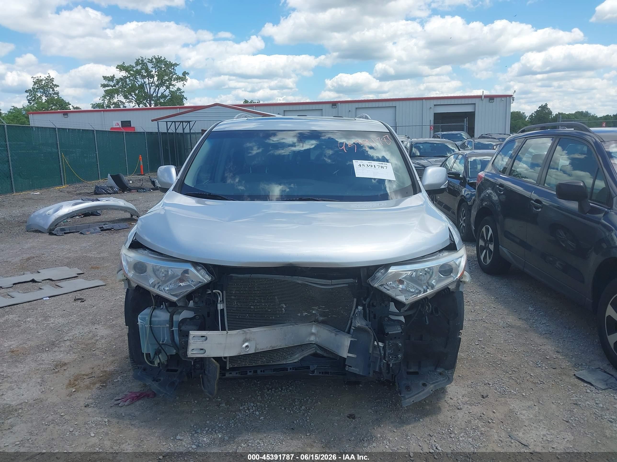 2011 Nissan Quest Le Серебряный vin: JN8AE2KP4B9005751
