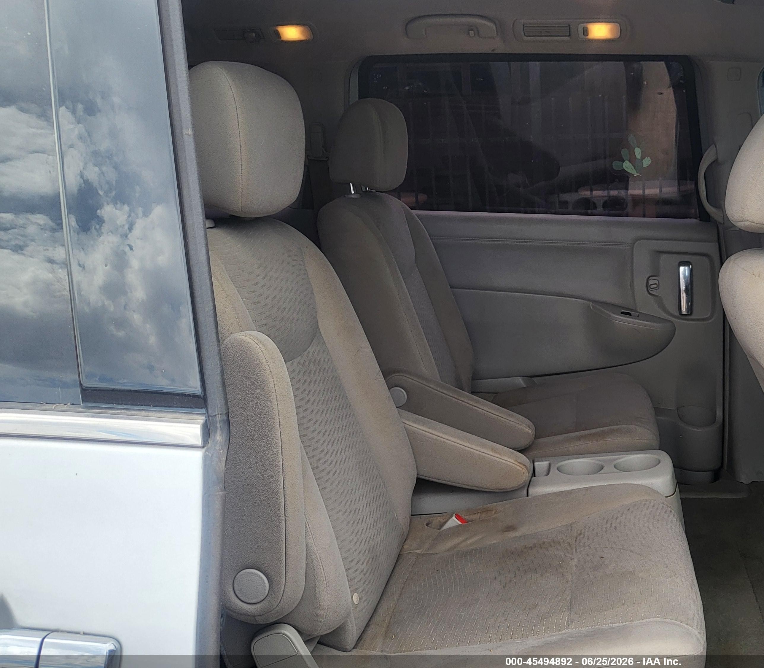 2015 Nissan Quest S Silver vin: JN8AE2KP6F9126500