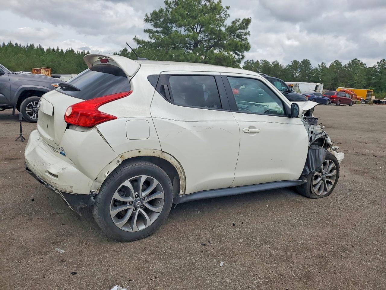 2013 Nissan Juke S White vin: JN8AF5MR0DT211474