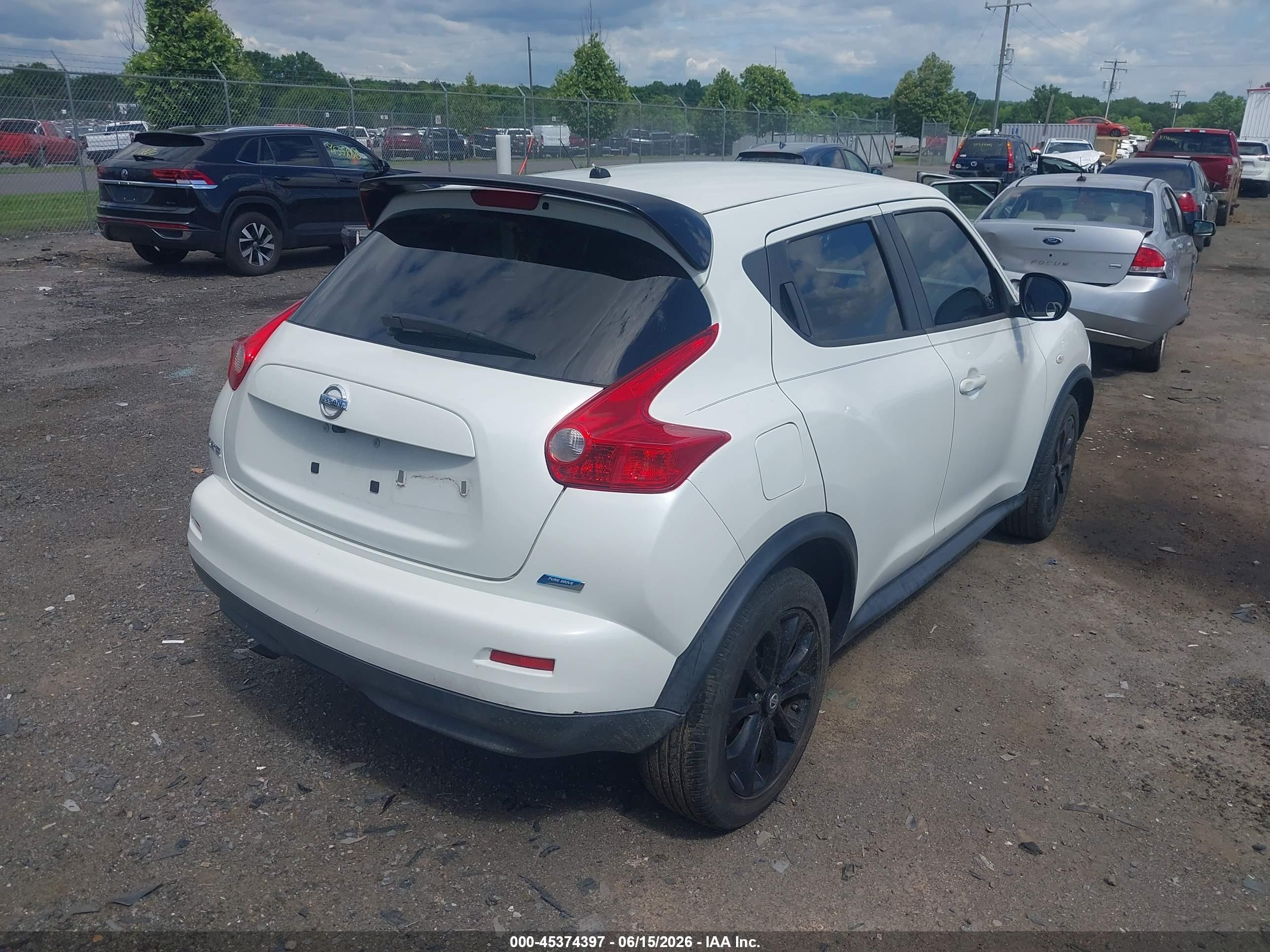 2014 Nissan Juke S White vin: JN8AF5MR2ET356842