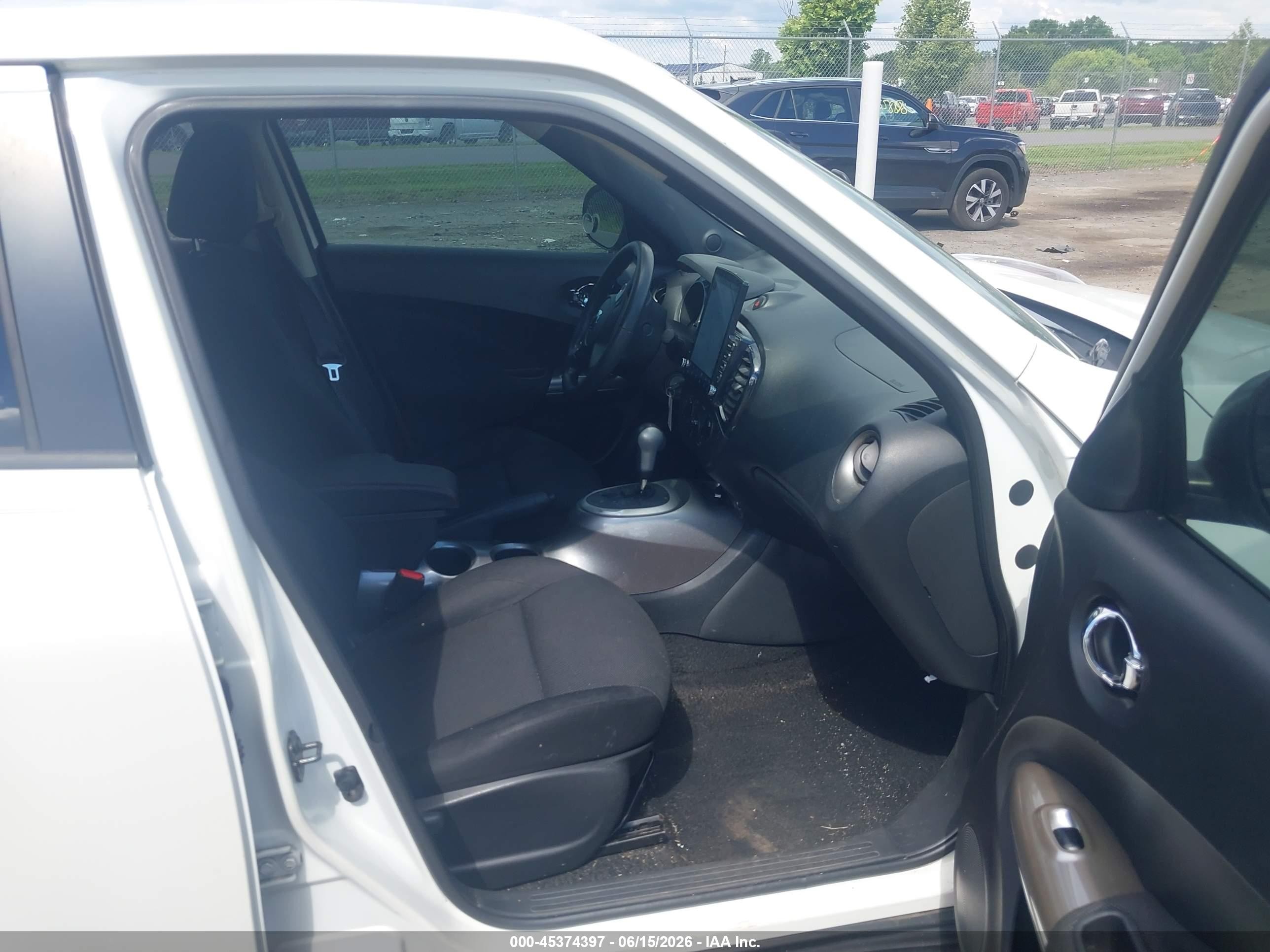 2014 Nissan Juke S White vin: JN8AF5MR2ET356842