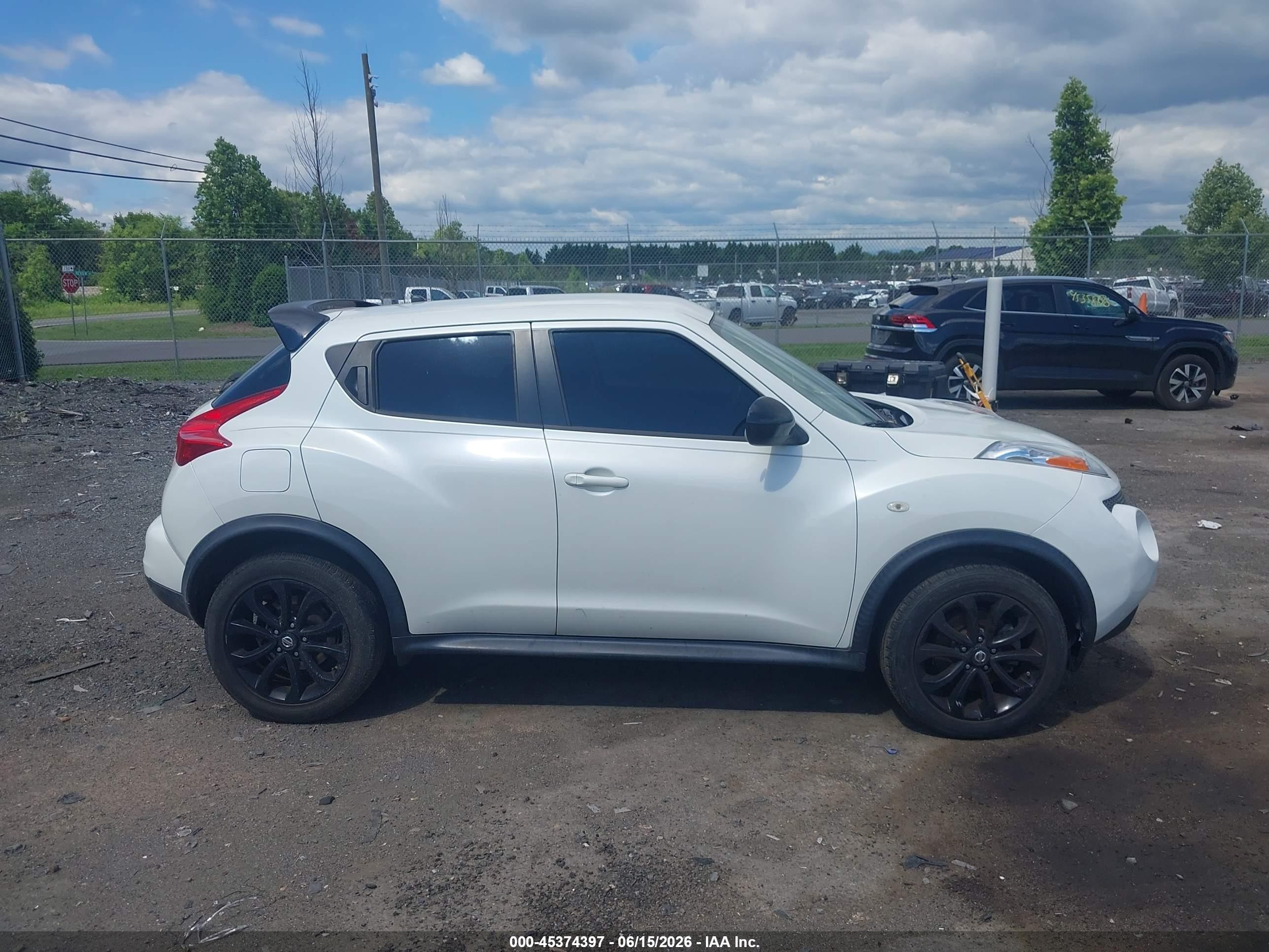 2014 Nissan Juke S White vin: JN8AF5MR2ET356842