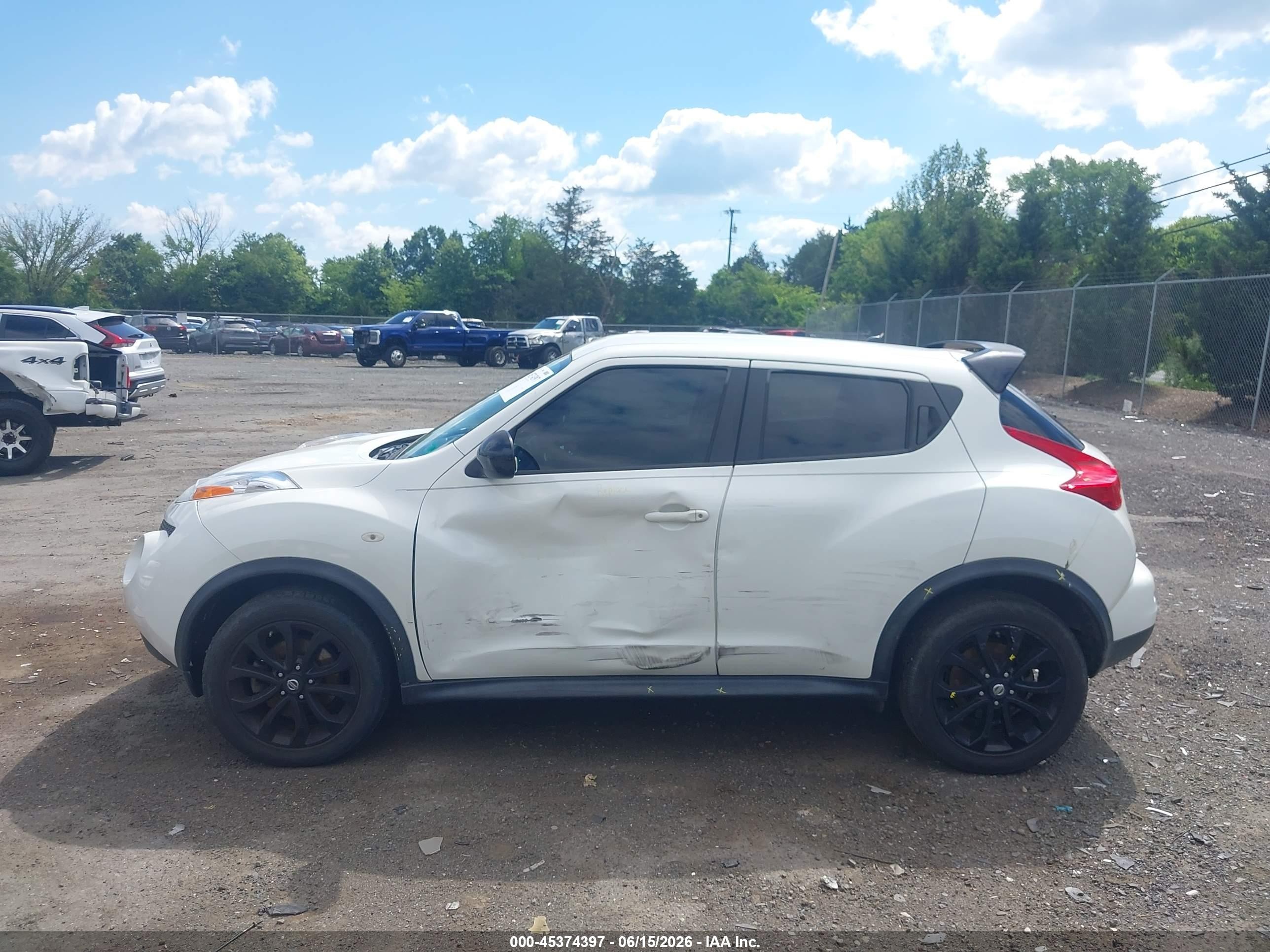 2014 Nissan Juke S White vin: JN8AF5MR2ET356842