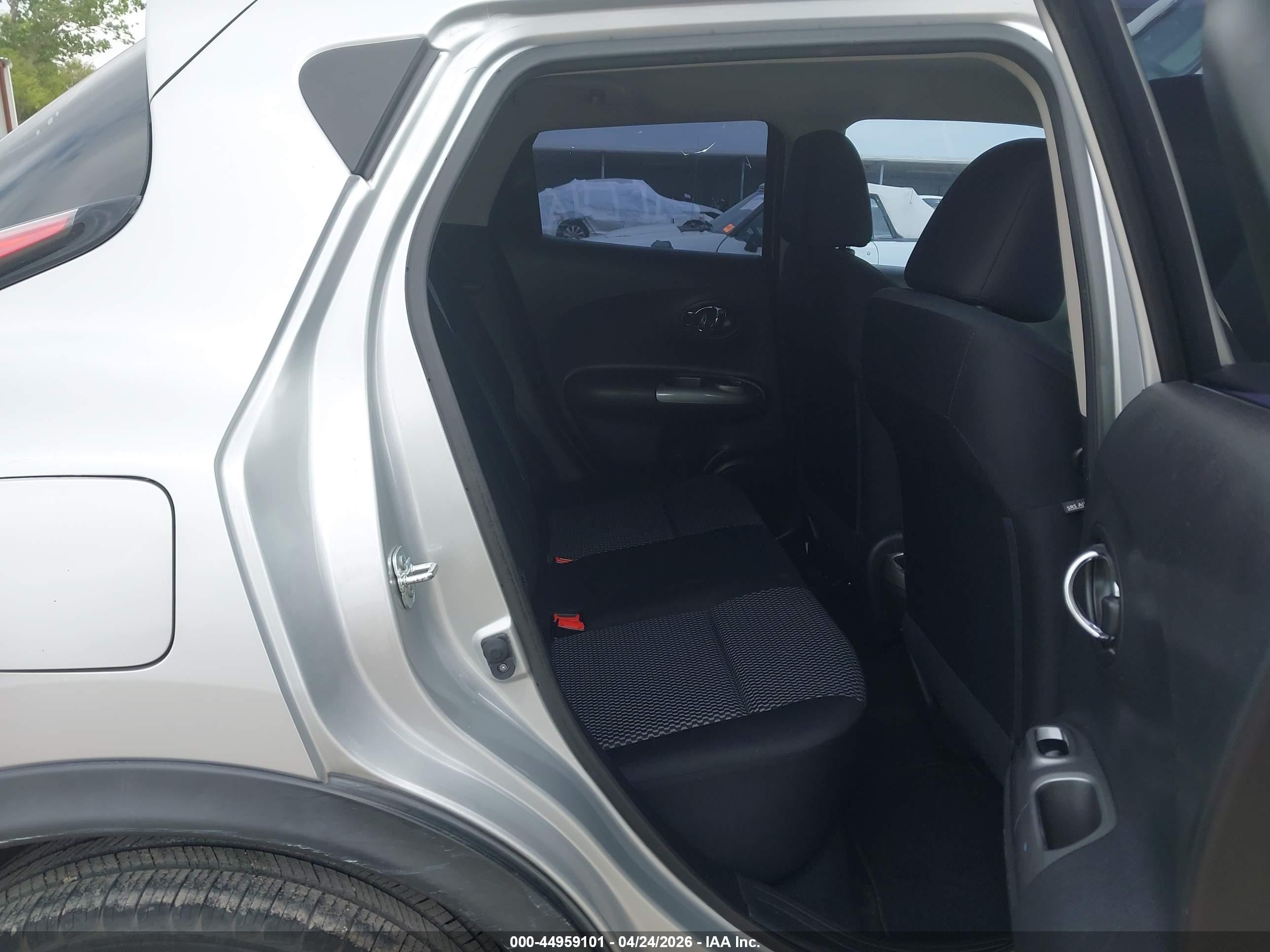 2015 Nissan Juke S Silver vin: JN8AF5MR2FT512184