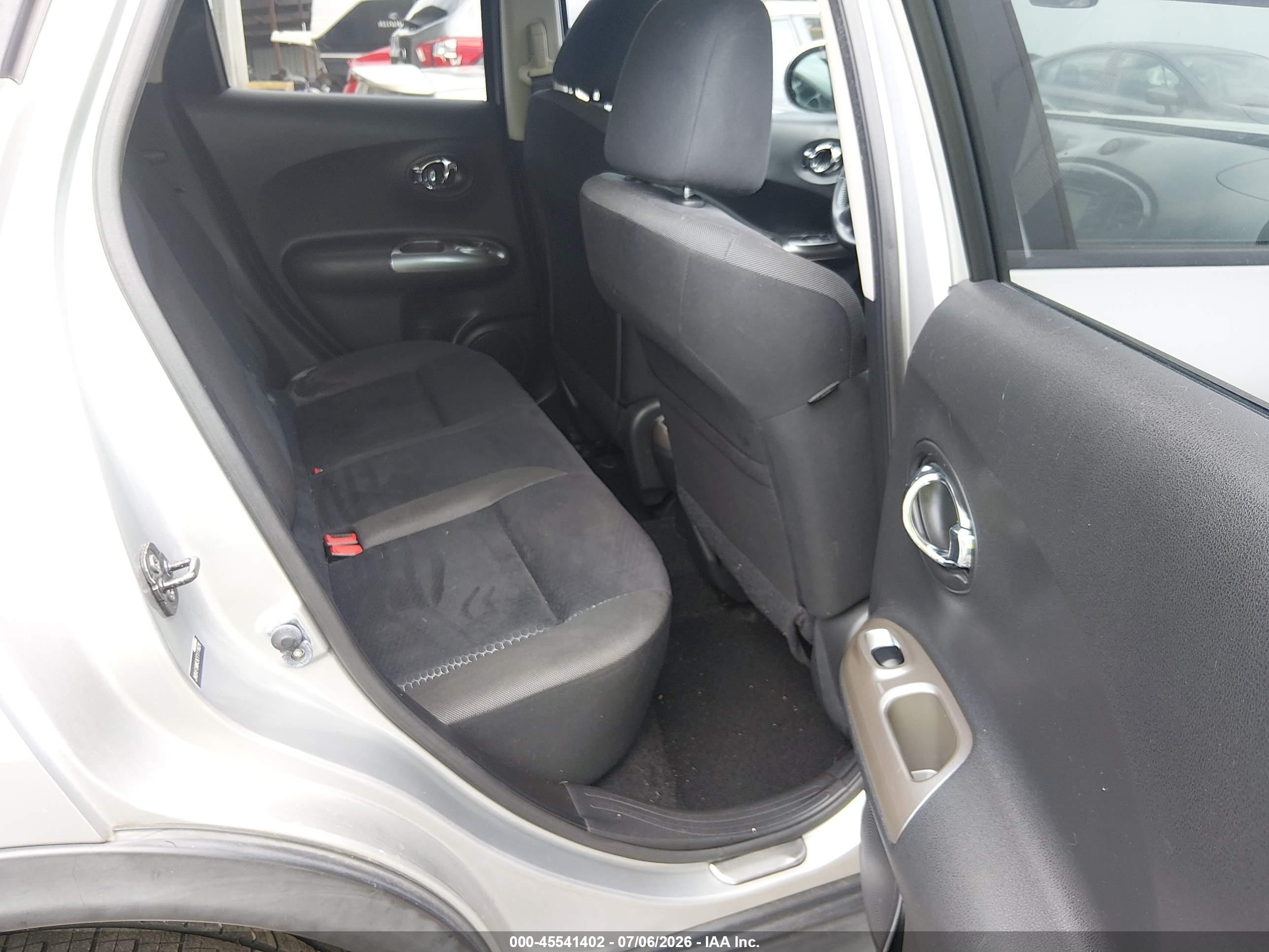 2012 Nissan Juke Sv Silver vin: JN8AF5MR3CT111626