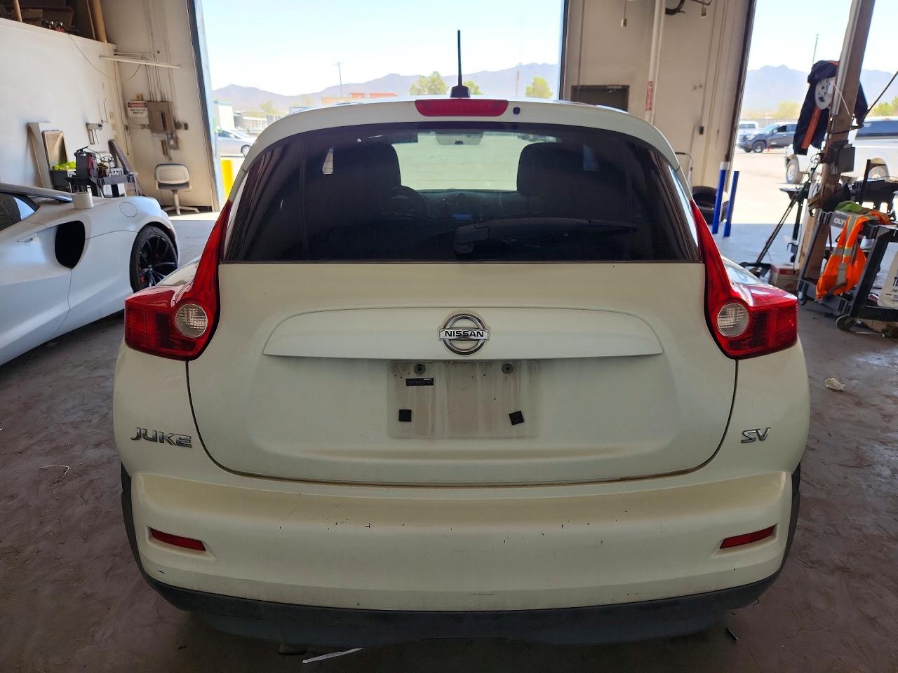 2011 Nissan Juke S White vin: JN8AF5MR4BT017978
