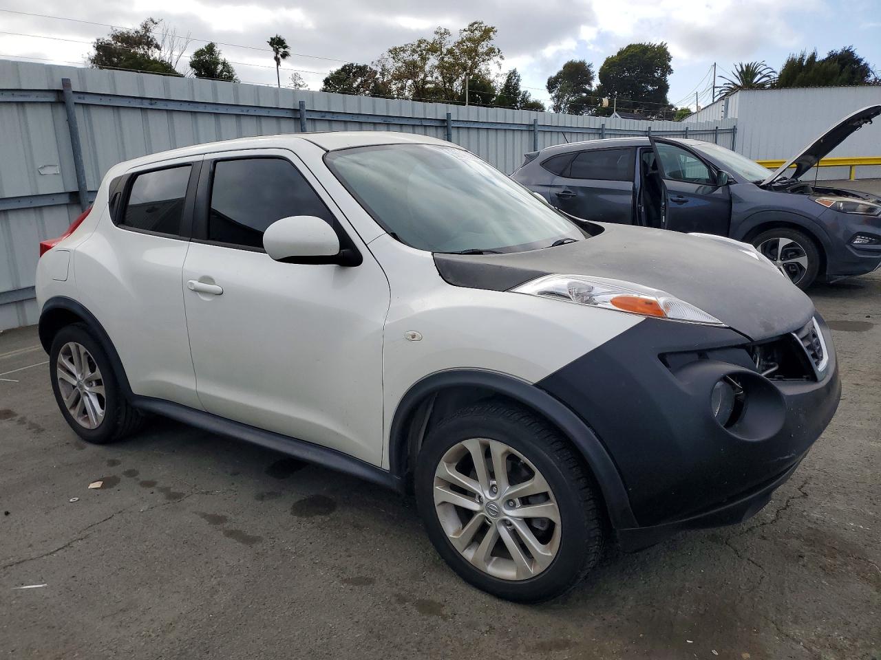 2013 Nissan Juke S White vin: JN8AF5MR4DT200929
