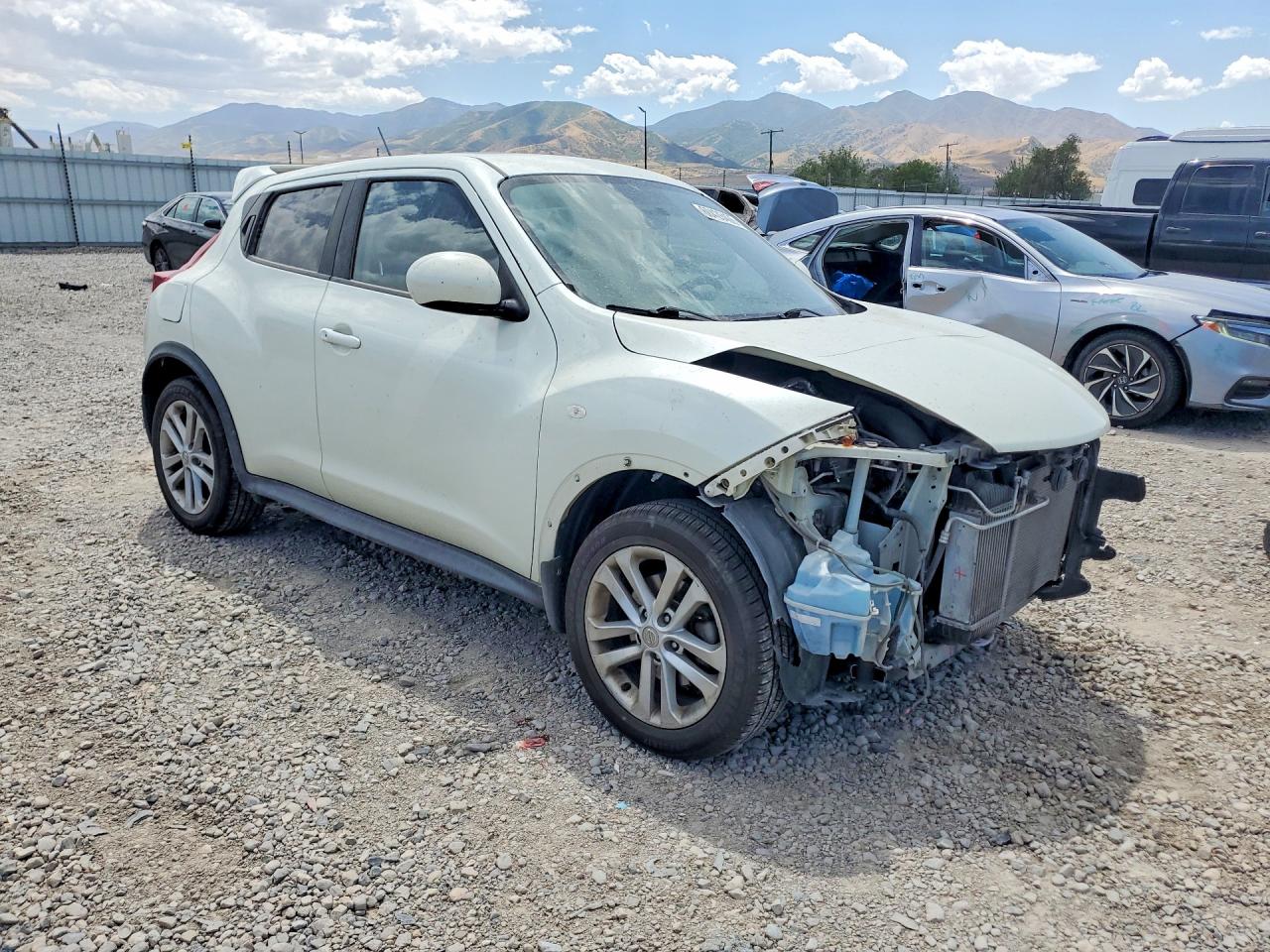 2011 Nissan Juke S White vin: JN8AF5MR5BT018167