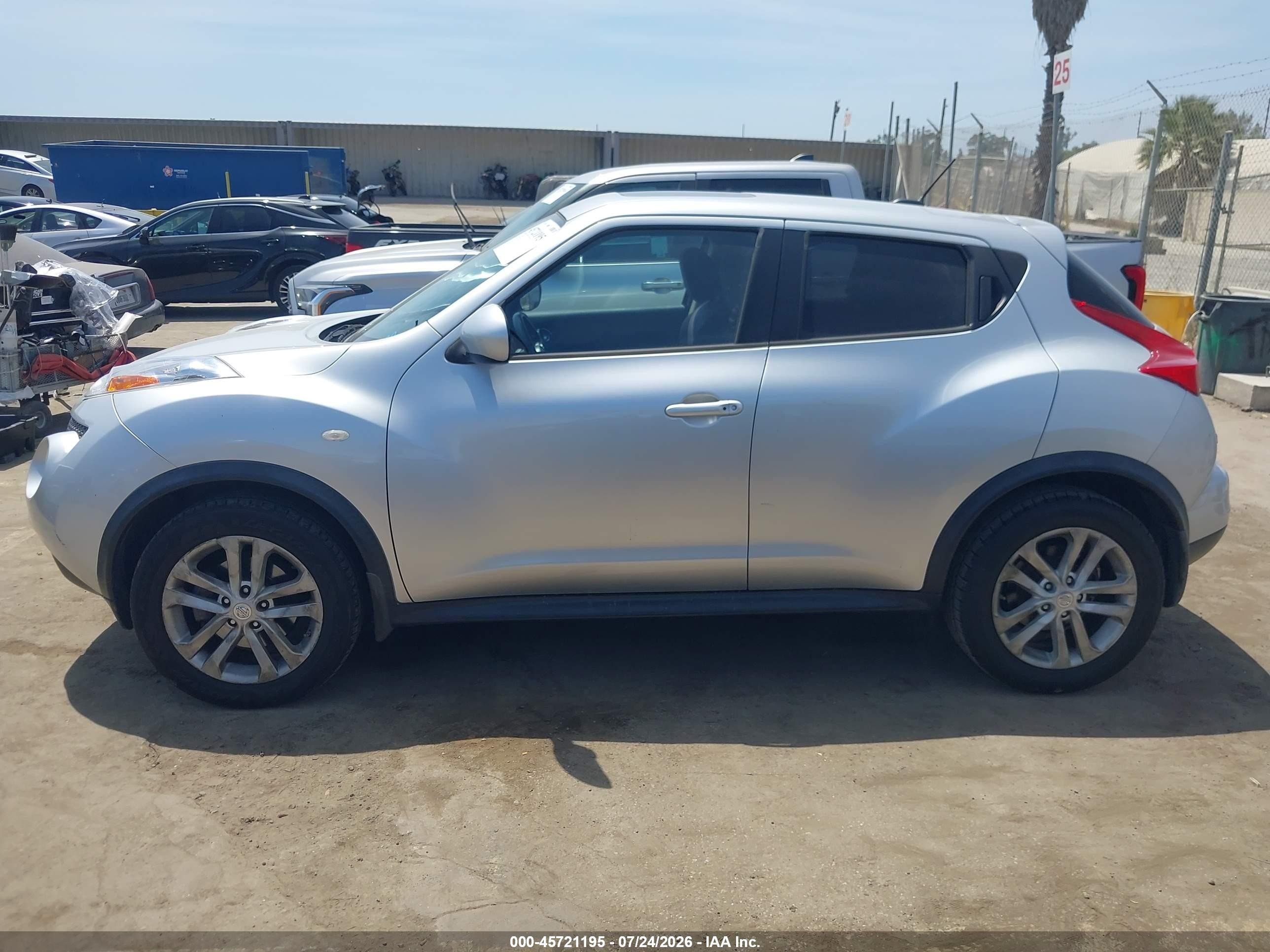 2013 Nissan Juke Sv Silver vin: JN8AF5MR5DT201944