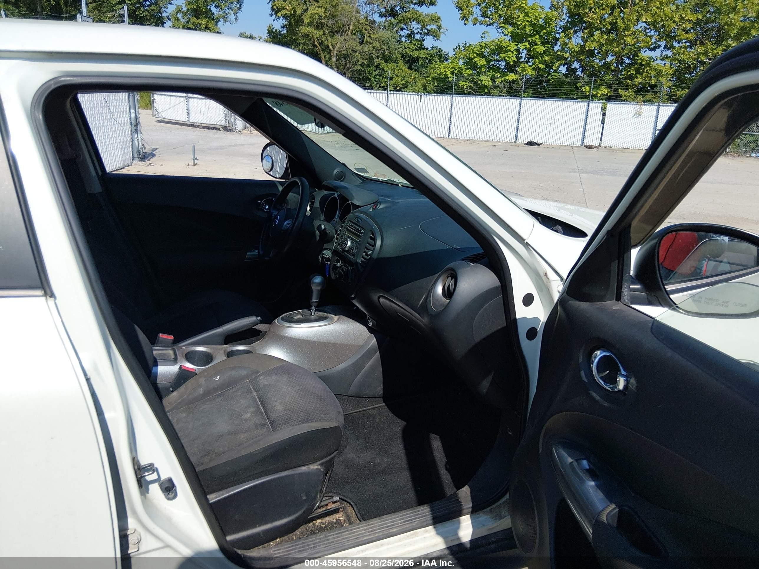 2011 Nissan Juke S White vin: JN8AF5MR6BT002026