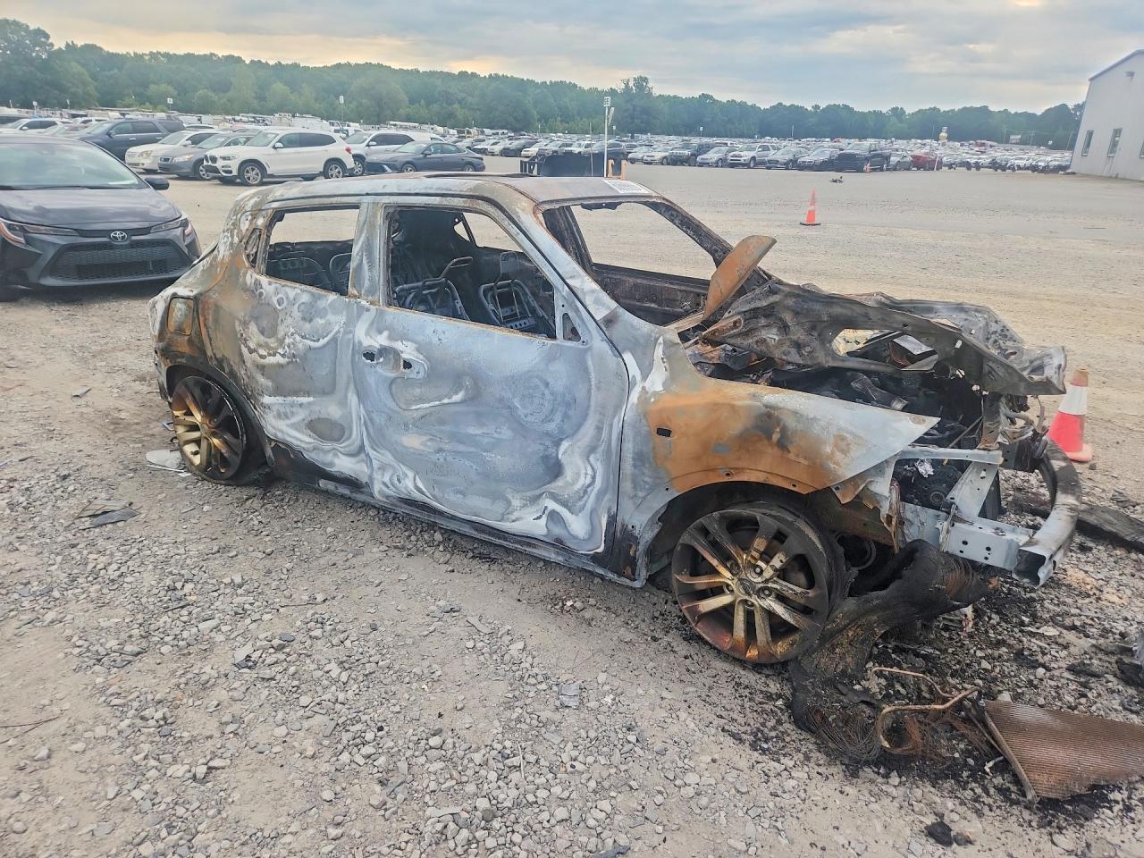 2011 Nissan Juke S Burn vin: JN8AF5MR6BT022258