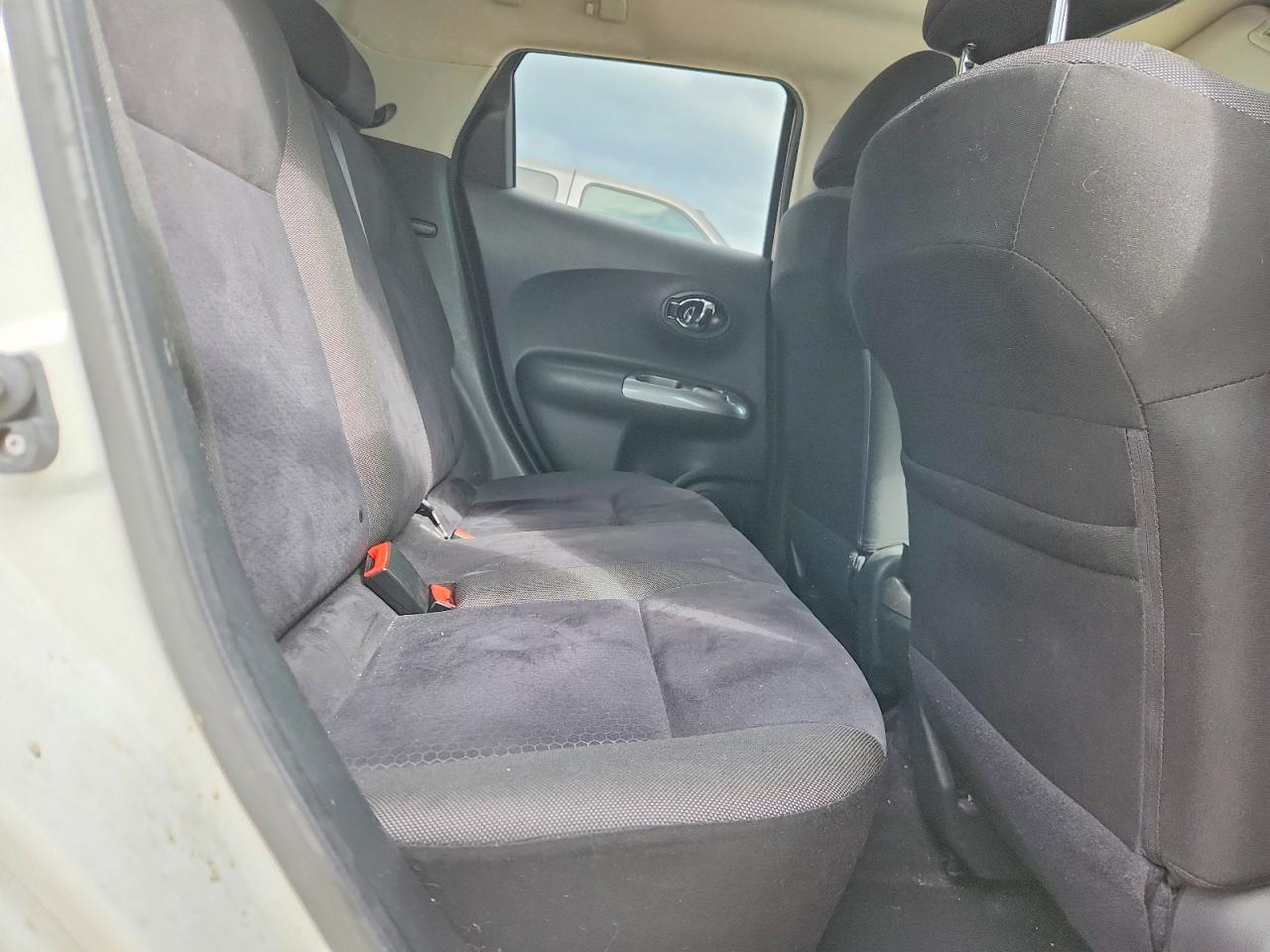2015 Nissan Juke S White vin: JN8AF5MR6FT513080
