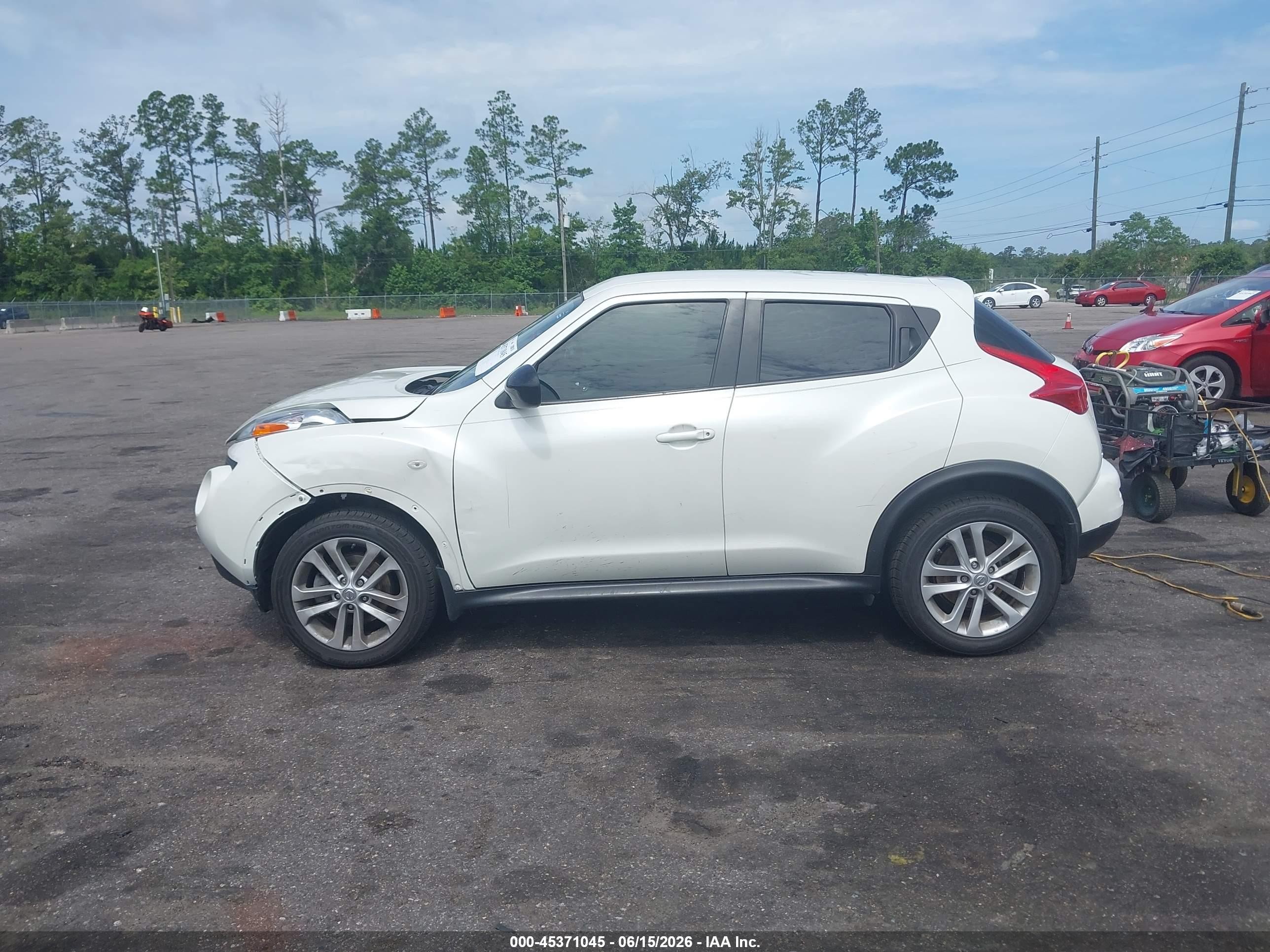 2014 Nissan Juke S White vin: JN8AF5MR7ET350910