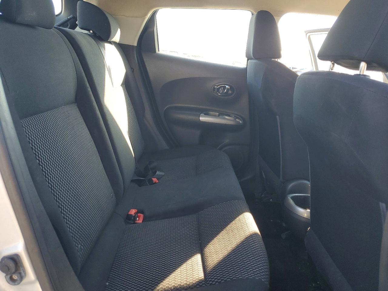 2015 Nissan Juke S Silver vin: JN8AF5MR7FT506851