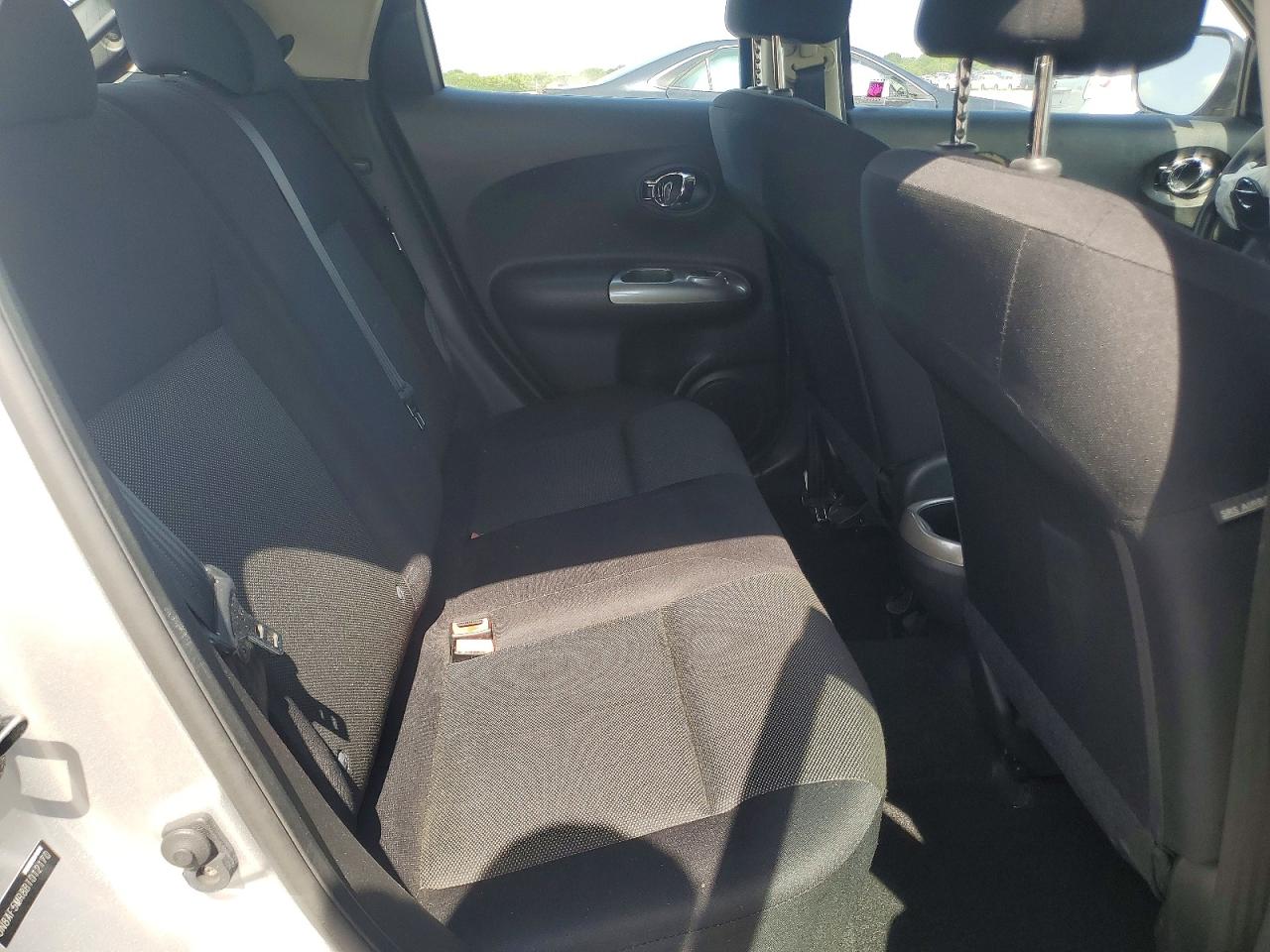 2011 Nissan Juke S Серебряный vin: JN8AF5MR8BT012170