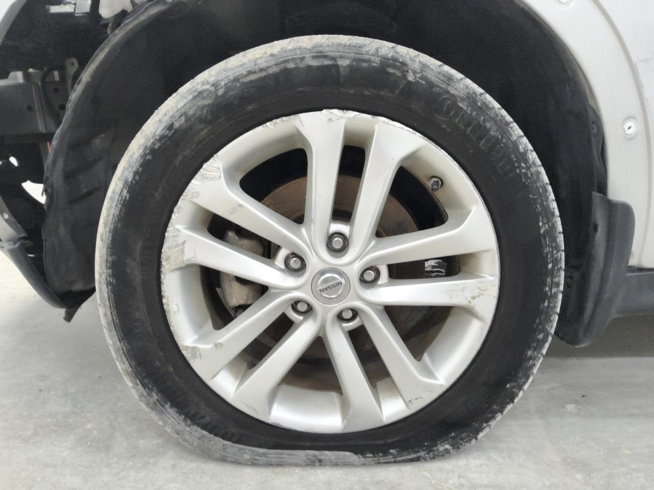 2014 Nissan Juke S Silver vin: JN8AF5MR8ET353959 Damage: Left Front Wheel, Curb Rash, > 12 Inches