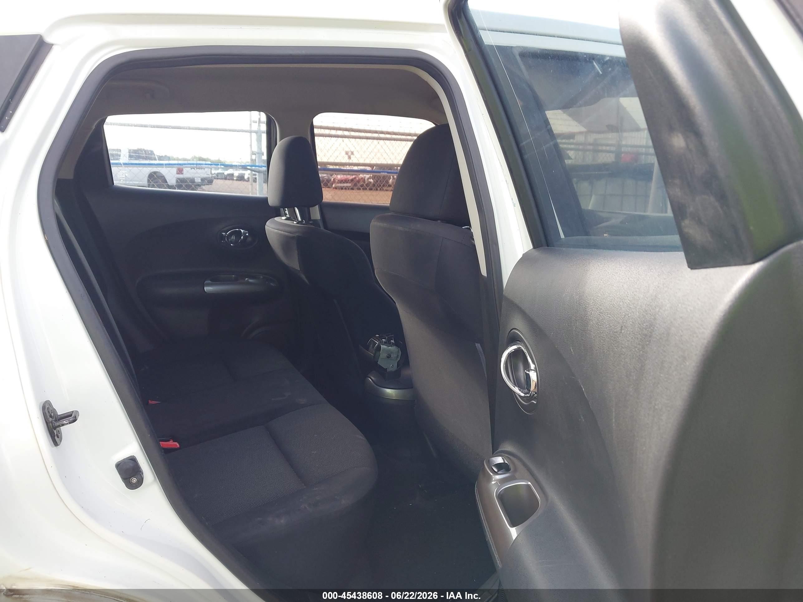 2014 Nissan Juke S White vin: JN8AF5MR8ET356702