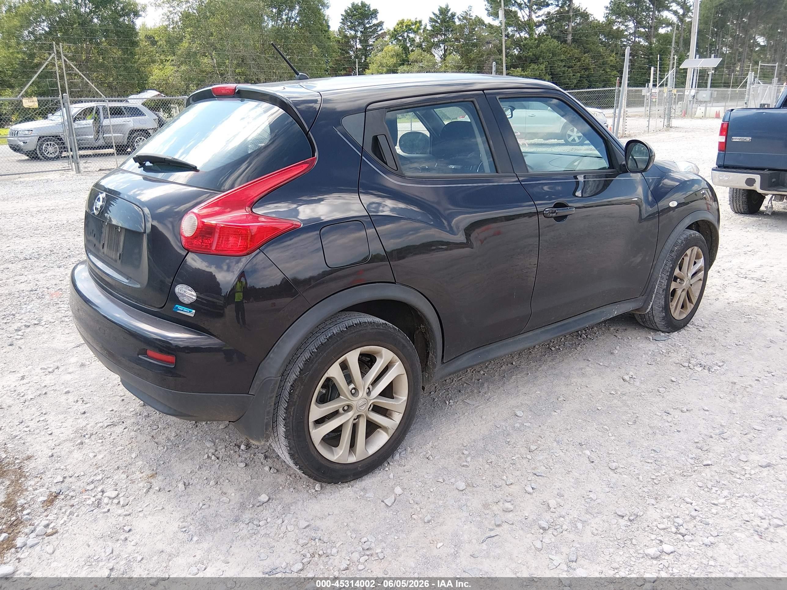 2014 Nissan Juke S Maroon vin: JN8AF5MRXET360136