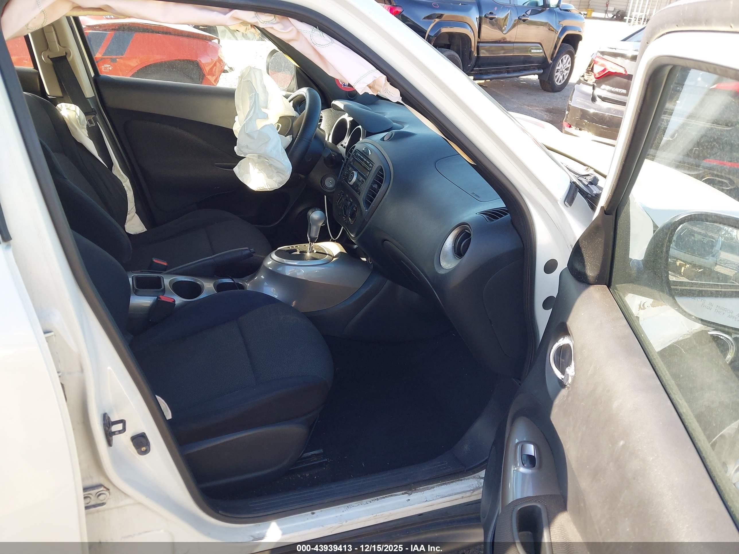 2013 Nissan Juke S White vin: JN8AF5MV0DT211911