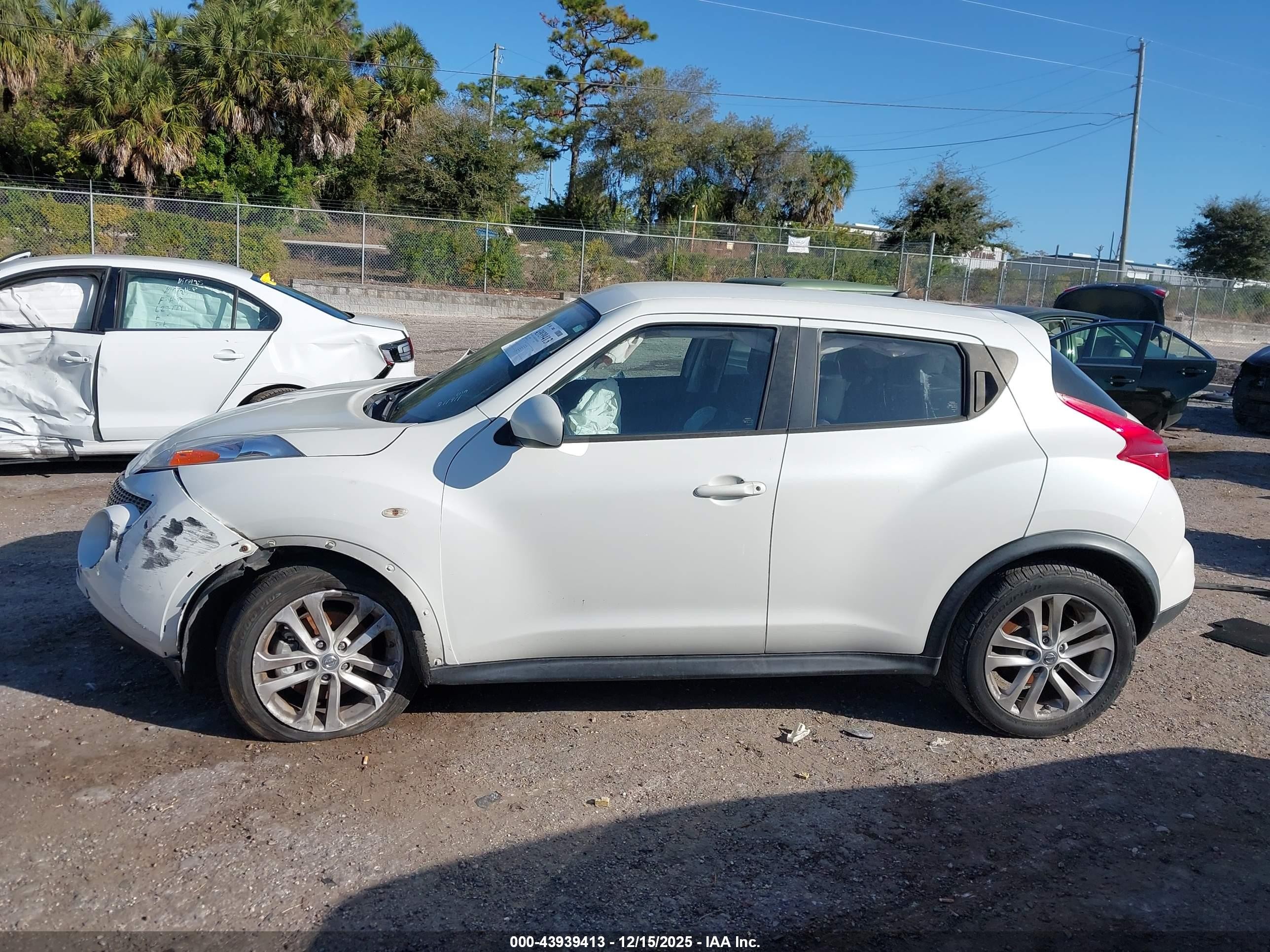 2013 Nissan Juke S White vin: JN8AF5MV0DT211911