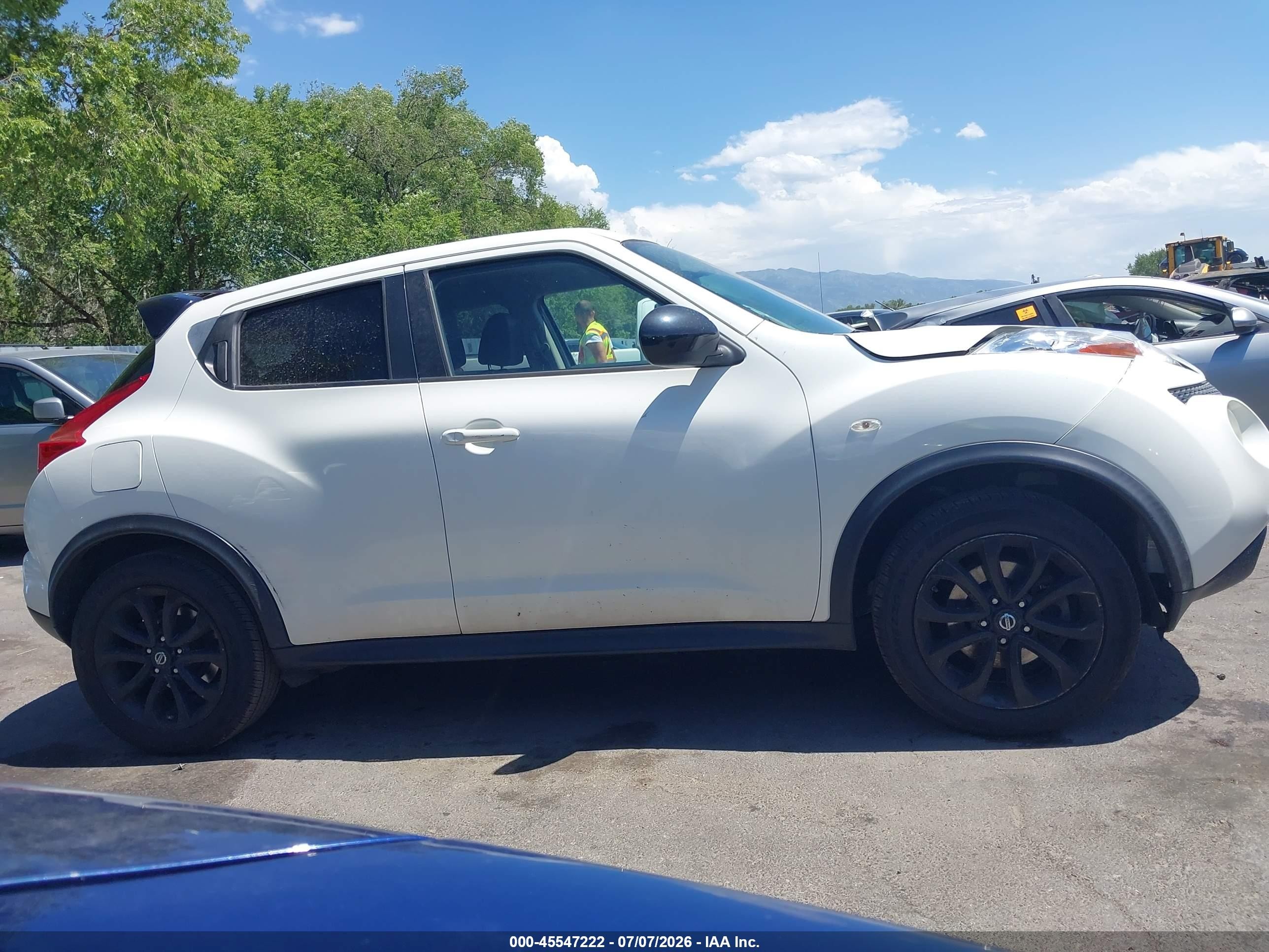 2014 Nissan Juke S White vin: JN8AF5MV2ET357700