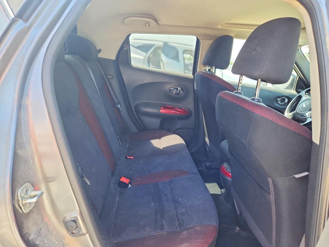 2014 Nissan Juke Sv Silver vin: JN8AF5MV3ET480695