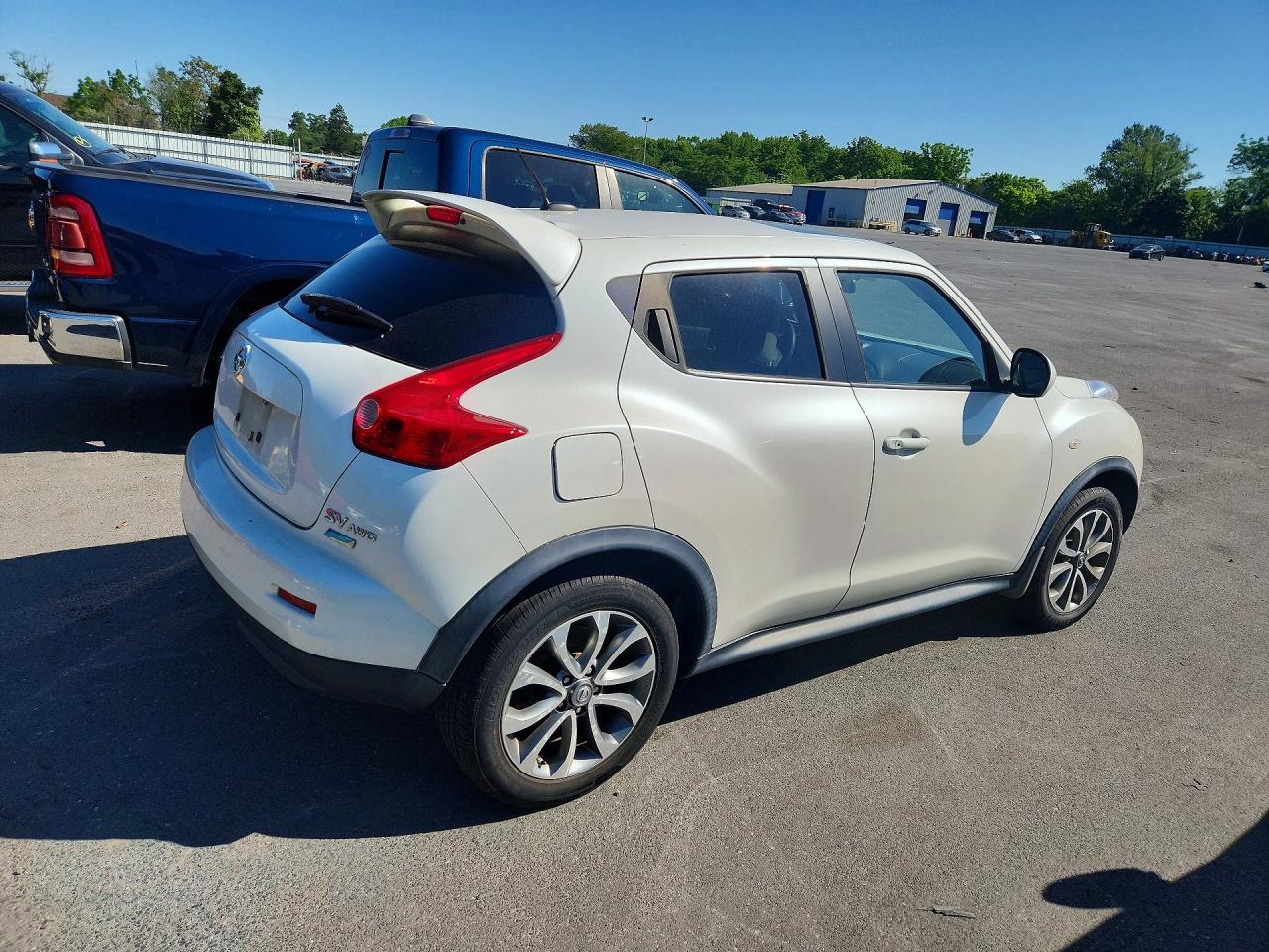 2013 Nissan Juke S White vin: JN8AF5MV4DT213435
