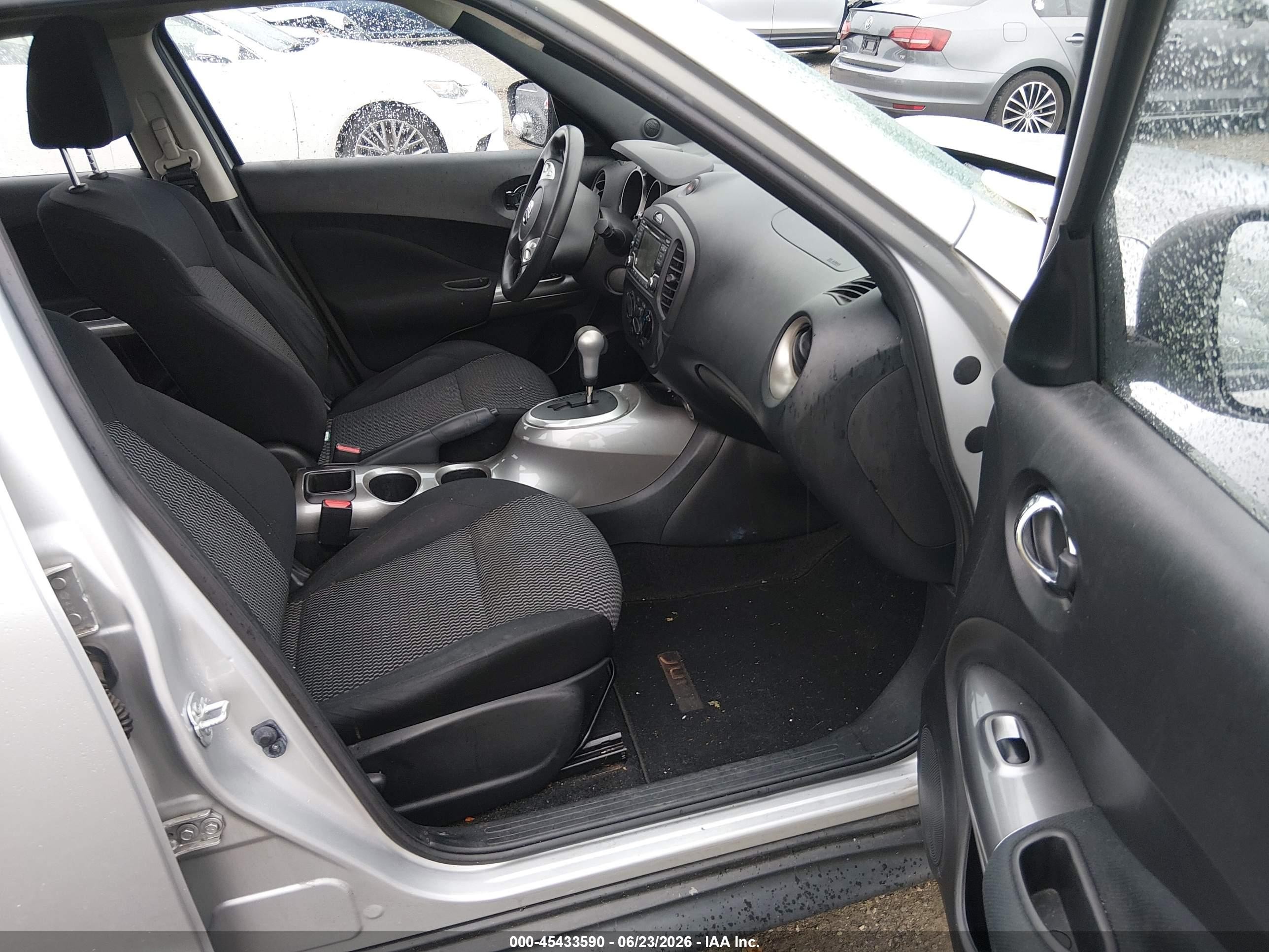 2015 Nissan Juke S Silver vin: JN8AF5MV6FT556735