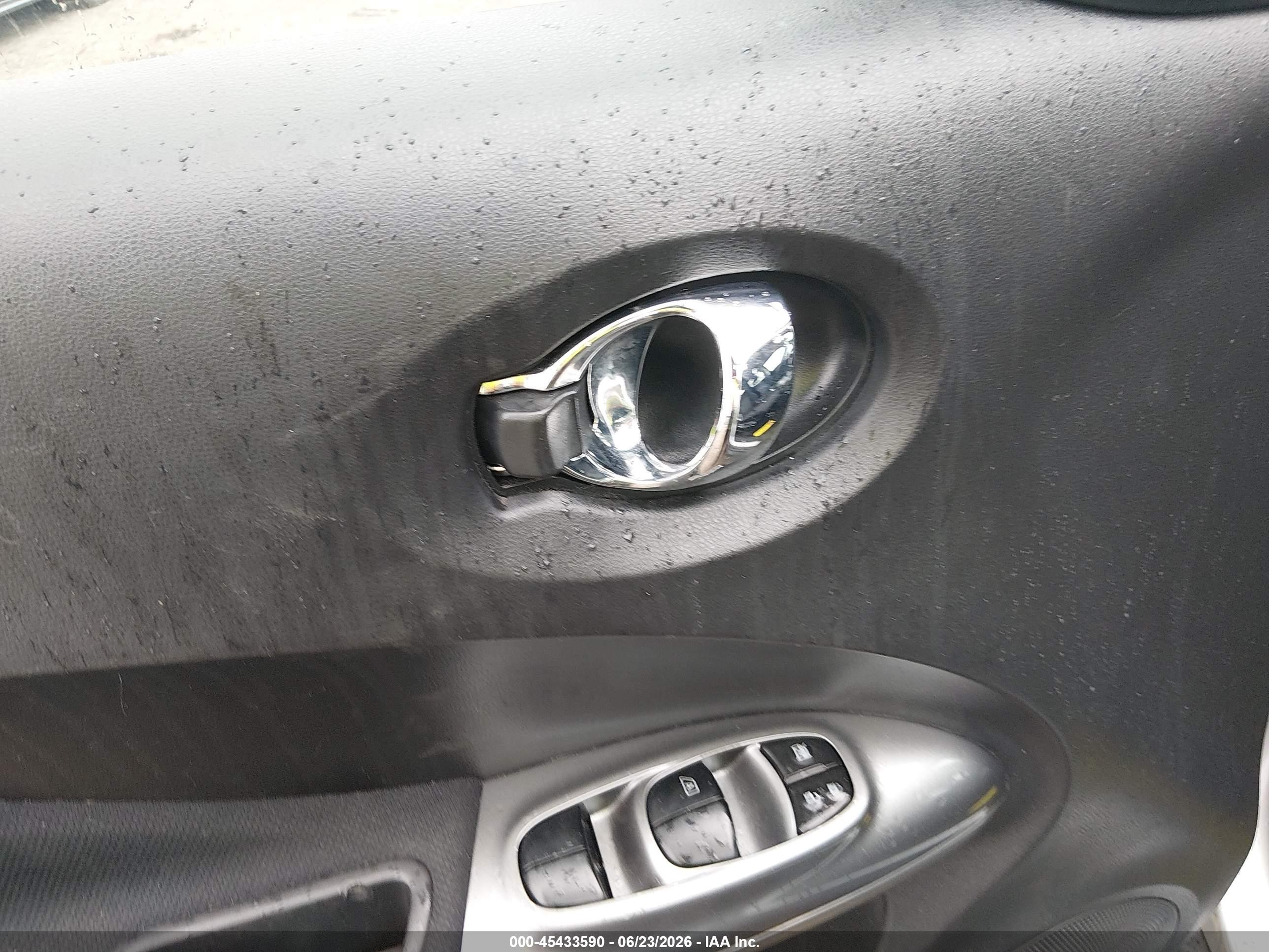 2015 Nissan Juke S Silver vin: JN8AF5MV6FT556735