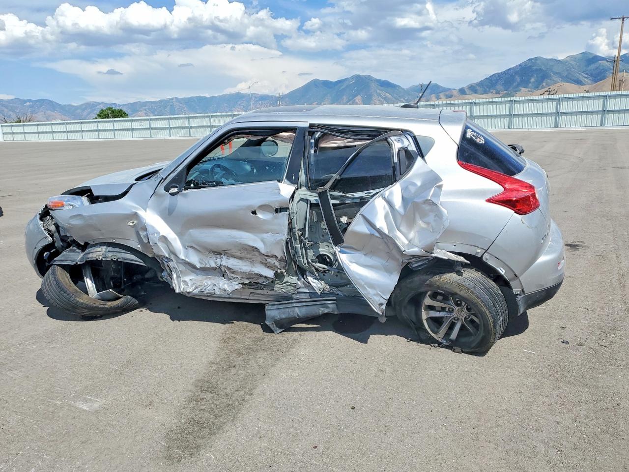 2011 Nissan Juke S Silver vin: JN8AF5MV8BT012229