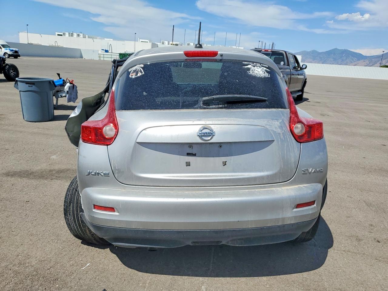 2011 Nissan Juke S Silver vin: JN8AF5MV8BT012229