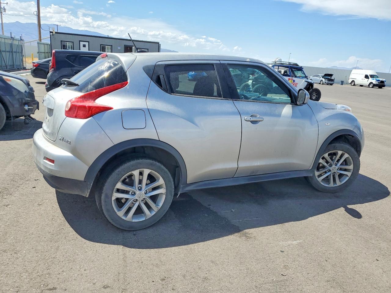 2011 Nissan Juke S Silver vin: JN8AF5MV8BT012229