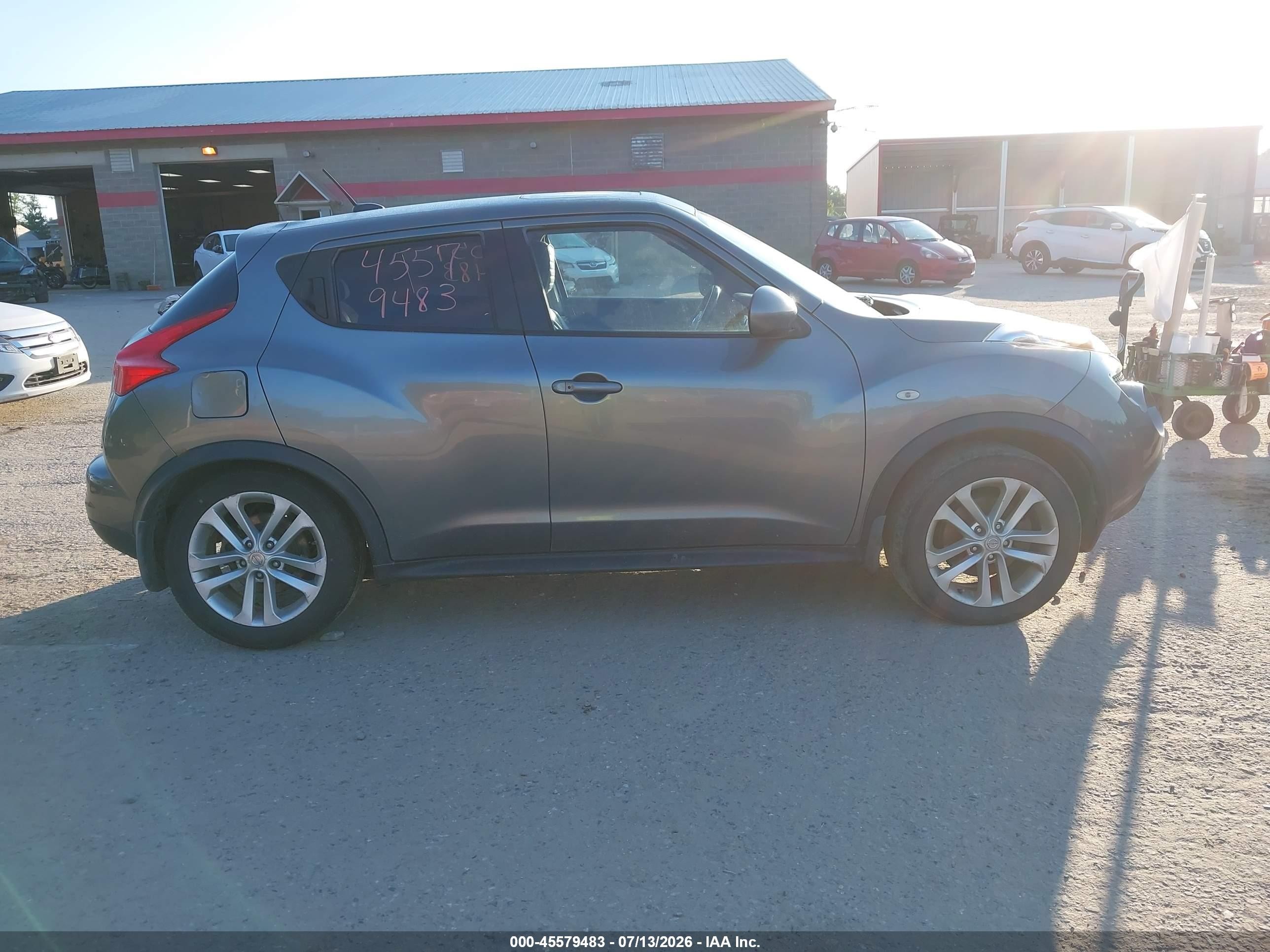 2011 Nissan Juke Sv Gray vin: JN8AF5MV8BT023201