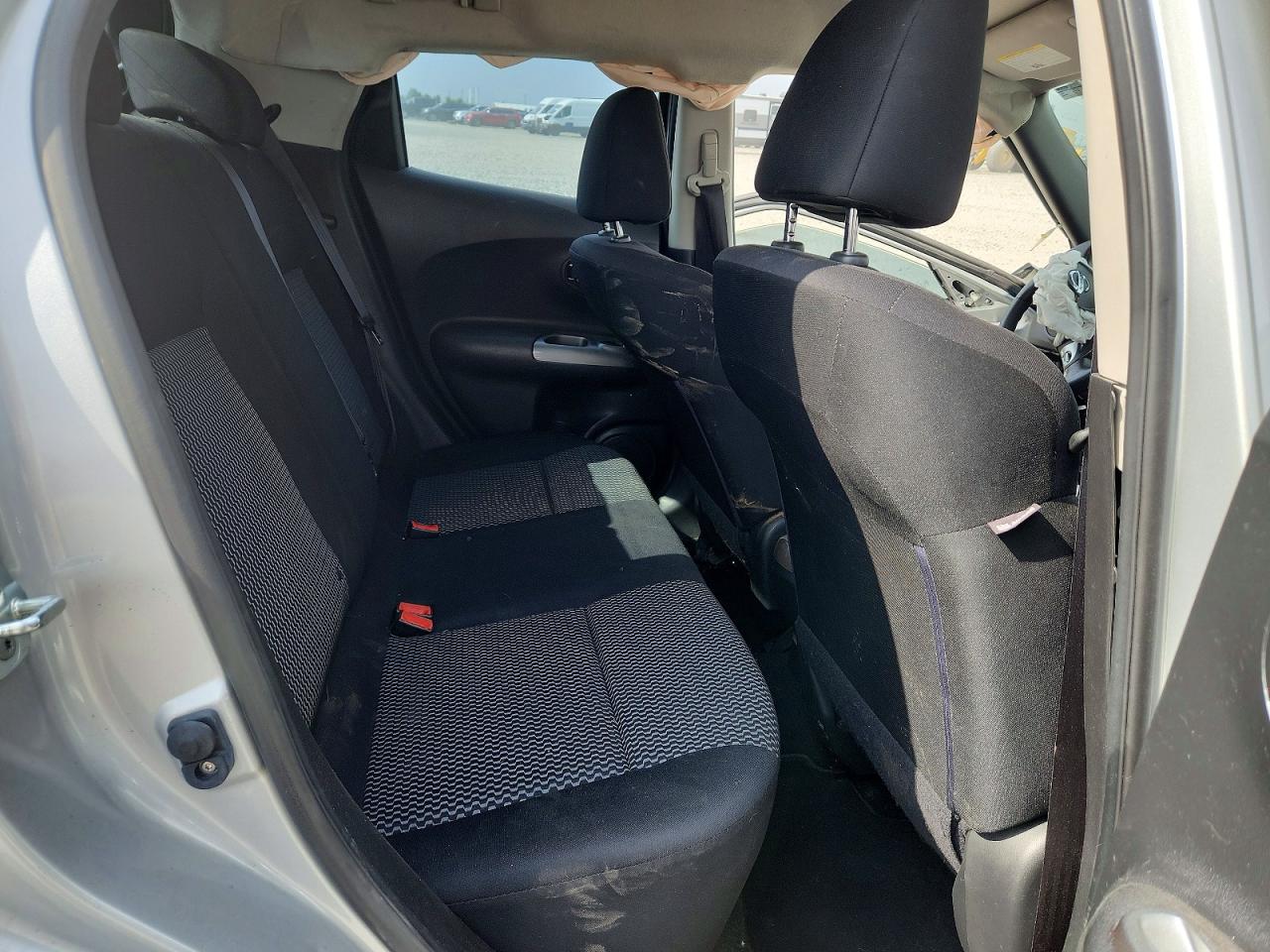 2015 Nissan Juke S Silver vin: JN8AF5MVXFT557855