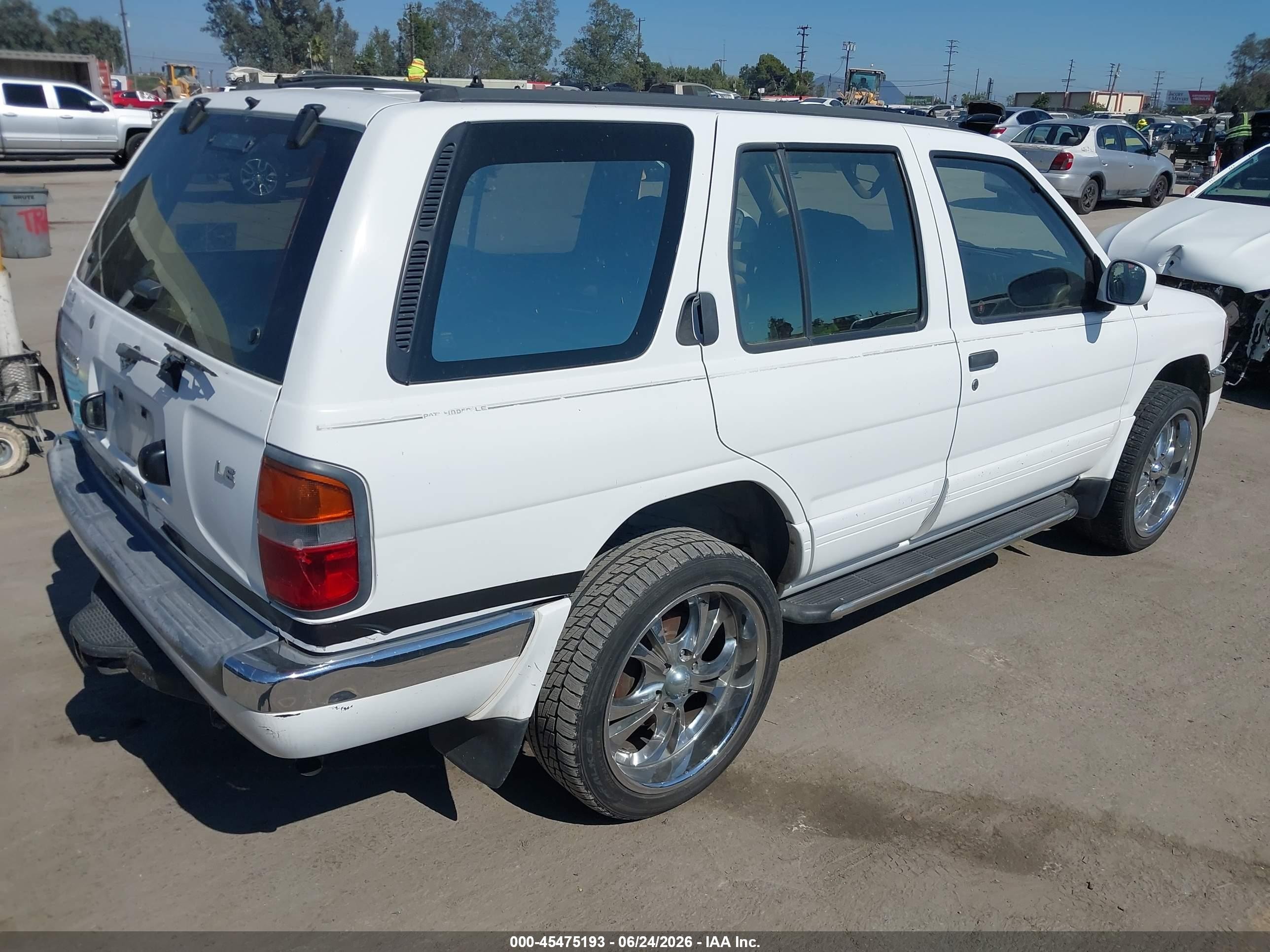 1998 Nissan Pathfinder Le/xe White vin: JN8AR05S0WW283465