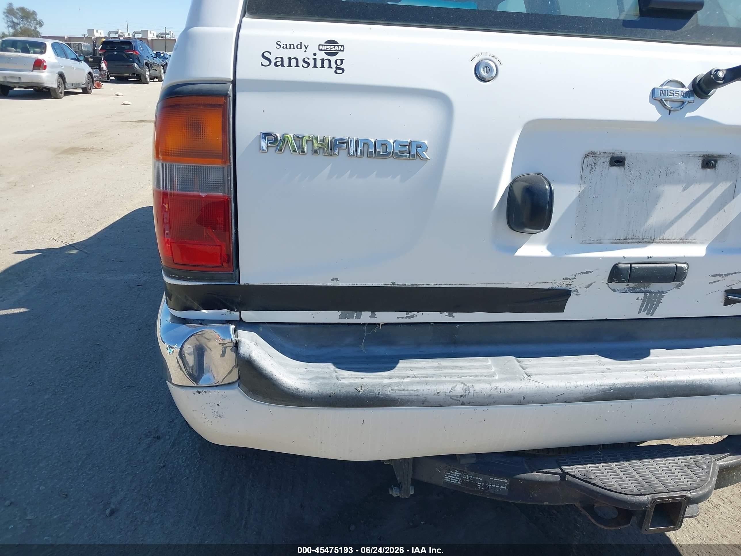 1998 Nissan Pathfinder Le/xe White vin: JN8AR05S0WW283465