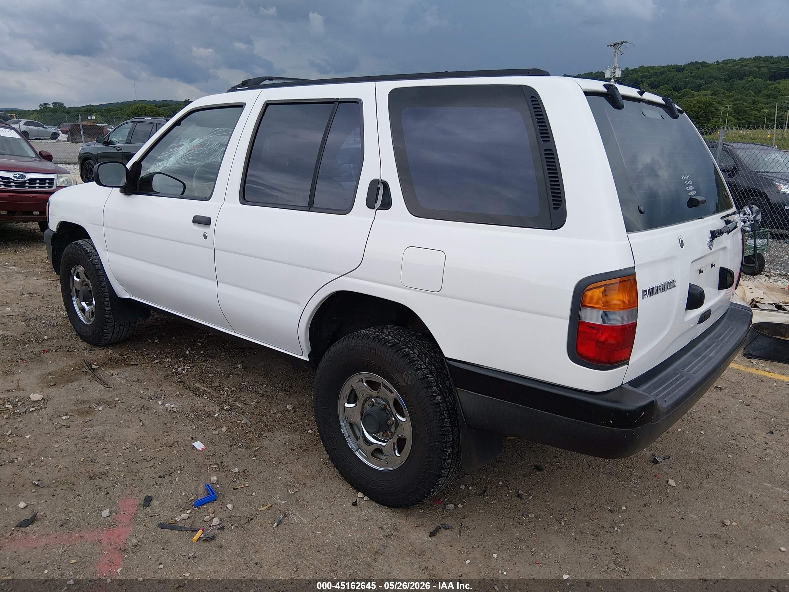 1996 Nissan Pathfinder Xe/le White vin: JN8AR05S3TW033181