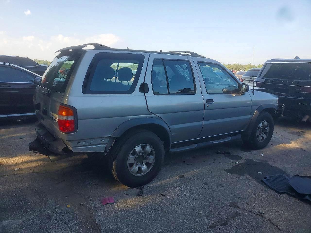 1998 Nissan Pathfinder Xe Silver vin: JN8AR05S4WW233975