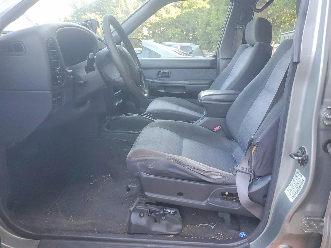 1998 Nissan Pathfinder Xe Silver vin: JN8AR05S4WW233975
