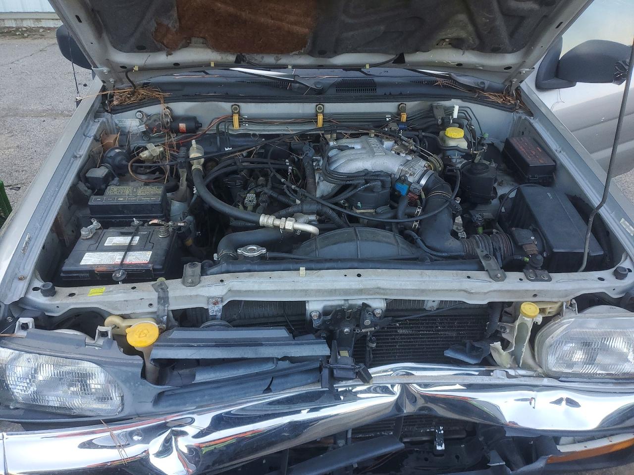 1998 Nissan Pathfinder Xe Silver vin: JN8AR05S4WW233975