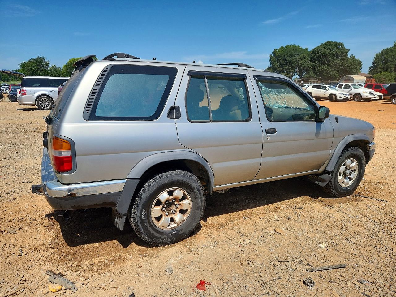 1998 Nissan Pathfinder Xe Silver vin: JN8AR05Y8WW278549