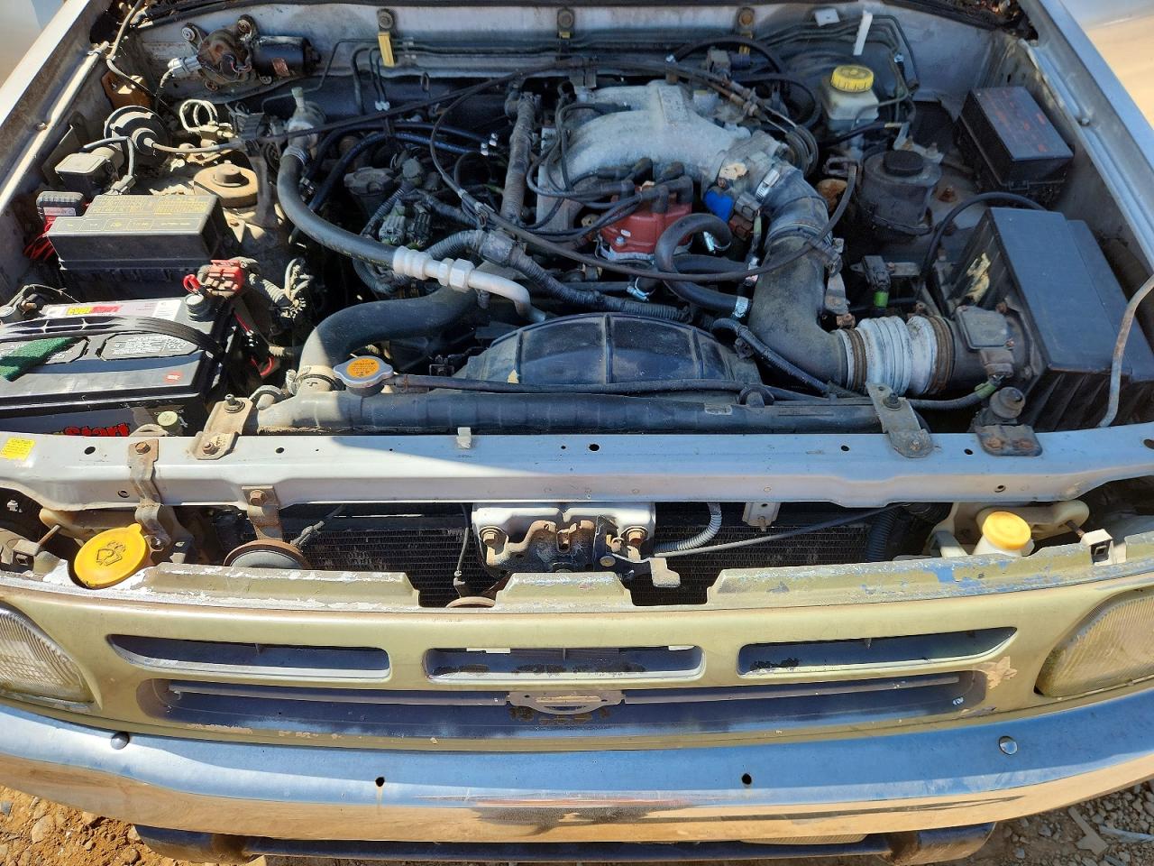 1998 Nissan Pathfinder Xe Silver vin: JN8AR05Y8WW278549