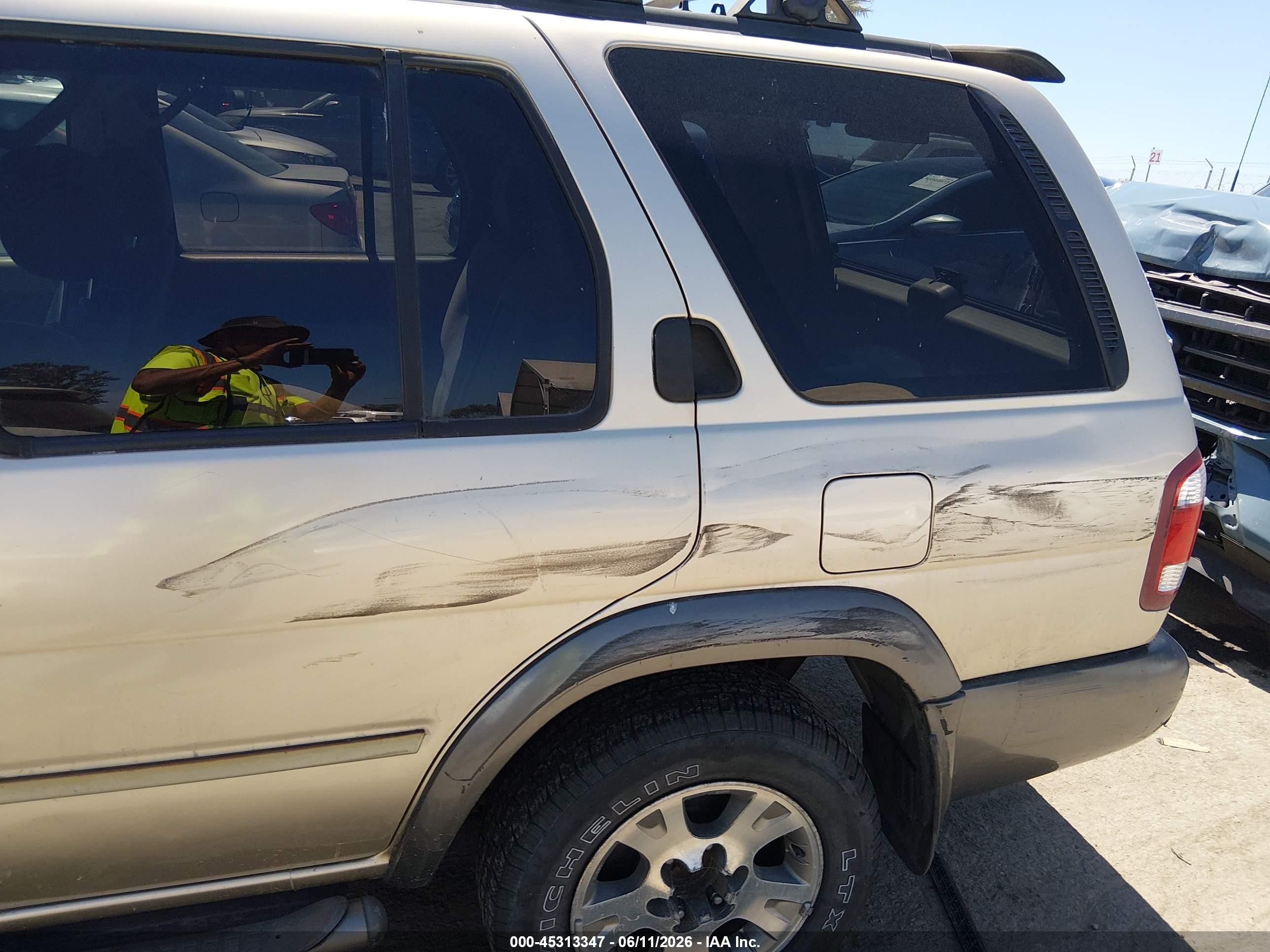2000 Nissan Pathfinder Le/se/xe Gold vin: JN8AR07Y3YW442015